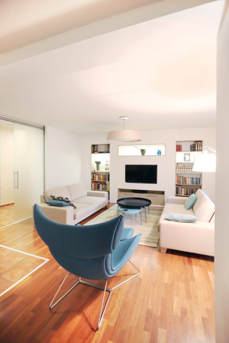 Renovace obývacího pokoje s jídelnou v rodinném domě ve středočeském kraji. Ta zahrnovala výrobu nábytku na míru z lakované MDF, dekorování stěn tapetami a…