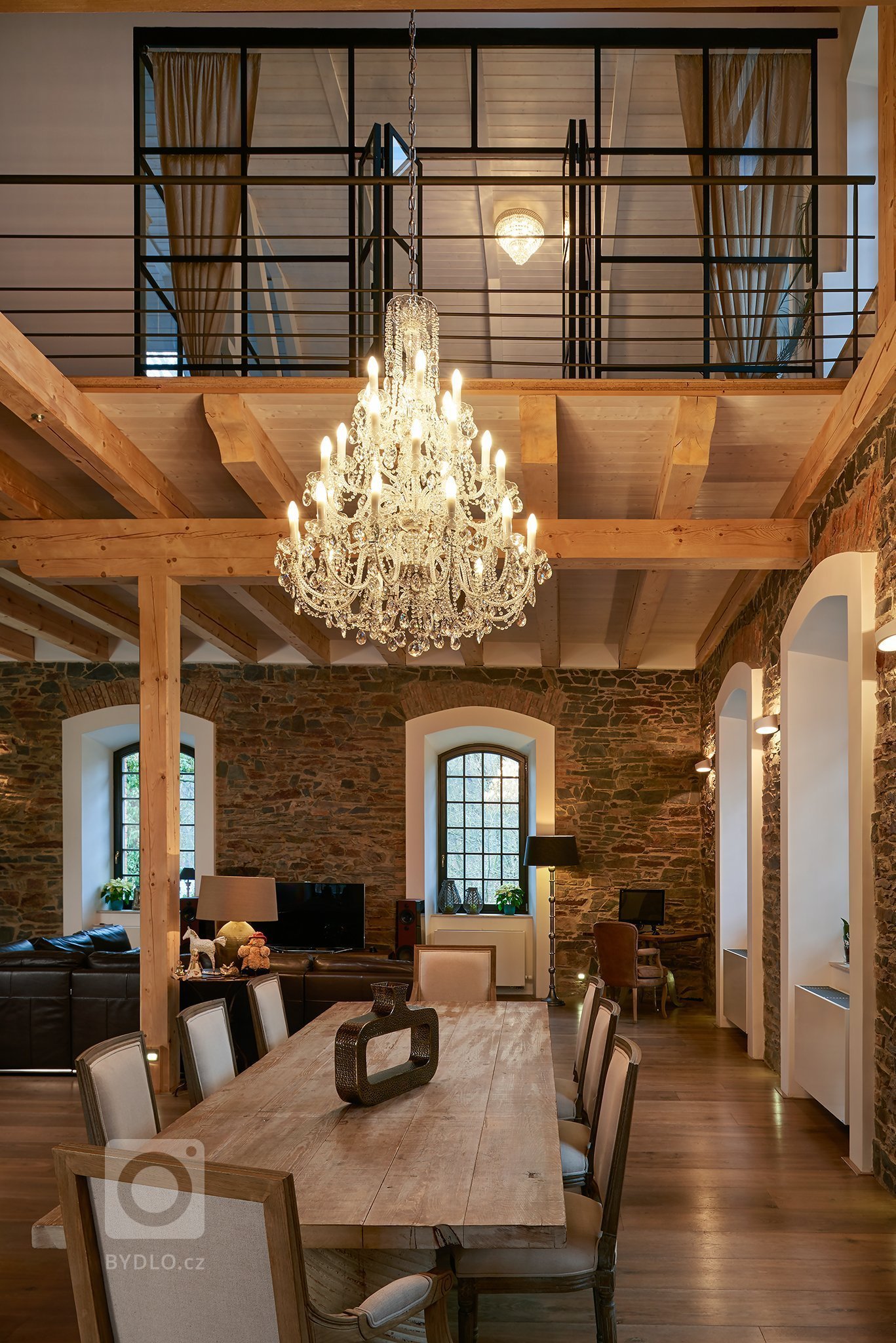 Zrekonstruovali mlýn z 15. století na luxusní bydlení. Splnili si tak&nbsp;sen z mládí. Chátrající mlýn v podhradí na tolik majitelům&nbsp;učaroval že když to…