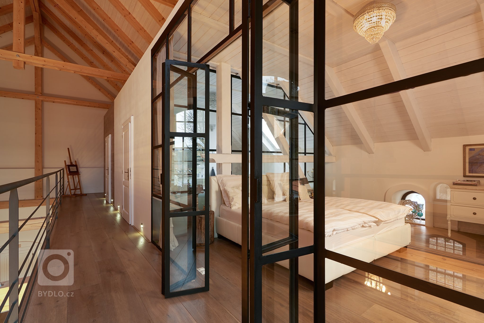 Zrekonstruovali mlýn z 15. století na luxusní bydlení. Splnili si tak&nbsp;sen z mládí. Chátrající mlýn v podhradí na tolik majitelům&nbsp;učaroval že když to…