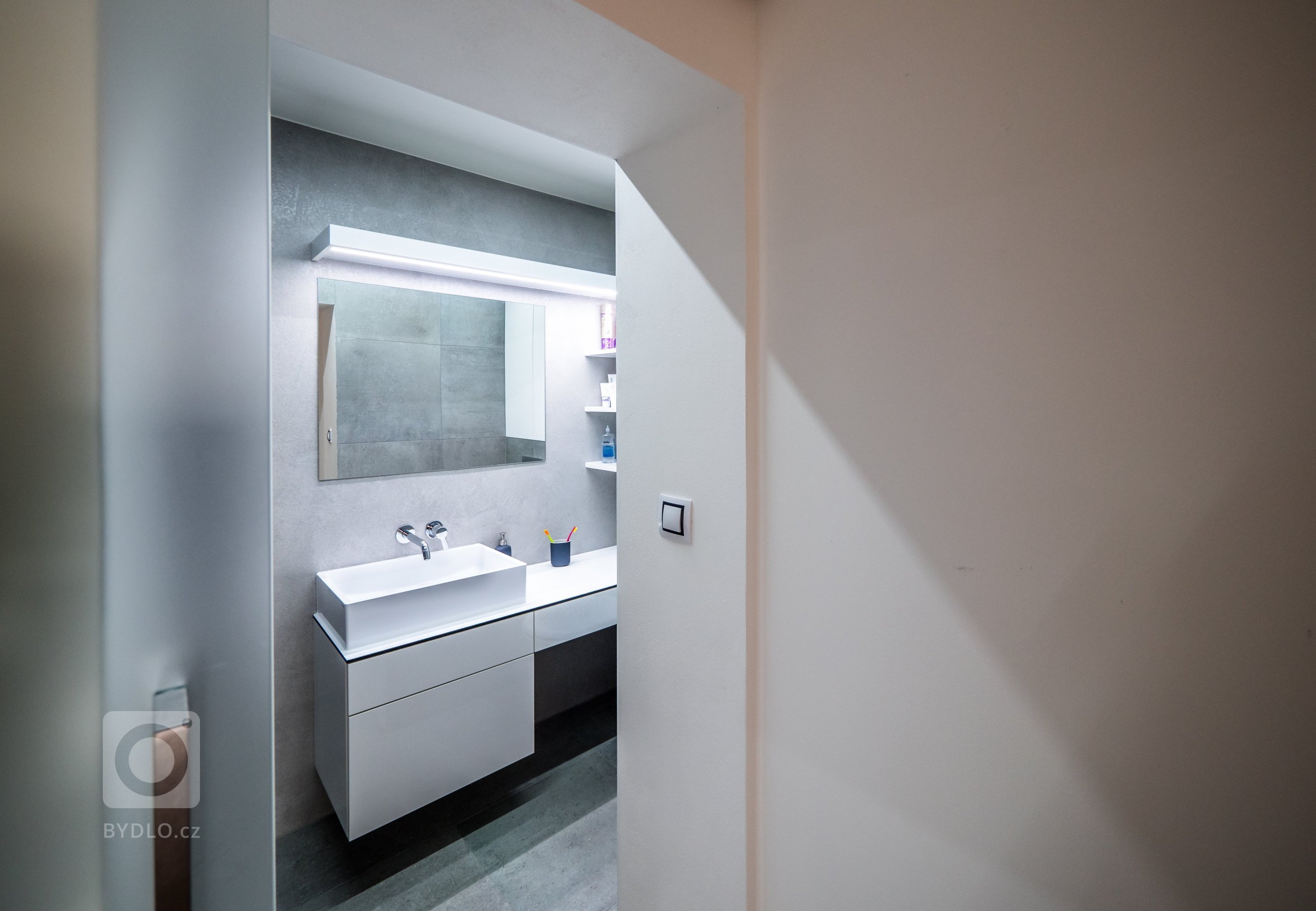 Rekonstrukce bytu v Brně - Masarykově čtvrti. Kompletní přerod zdevastovaného bytu ve stylu westernového statku na moderní pánský interier.
