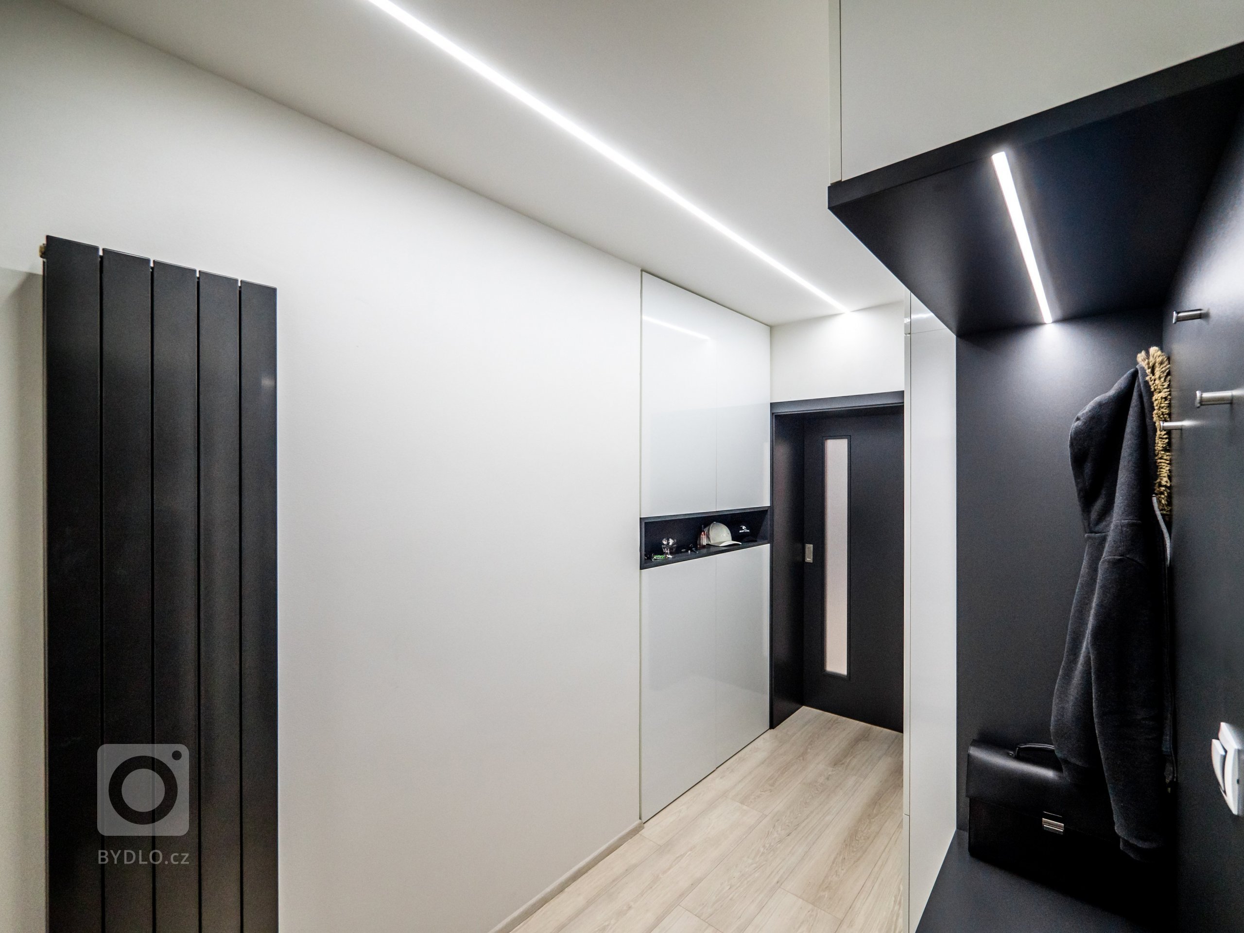 Rekonstrukce bytu v Brně - Masarykově čtvrti. Kompletní přerod zdevastovaného bytu ve stylu westernového statku na moderní pánský interier.
