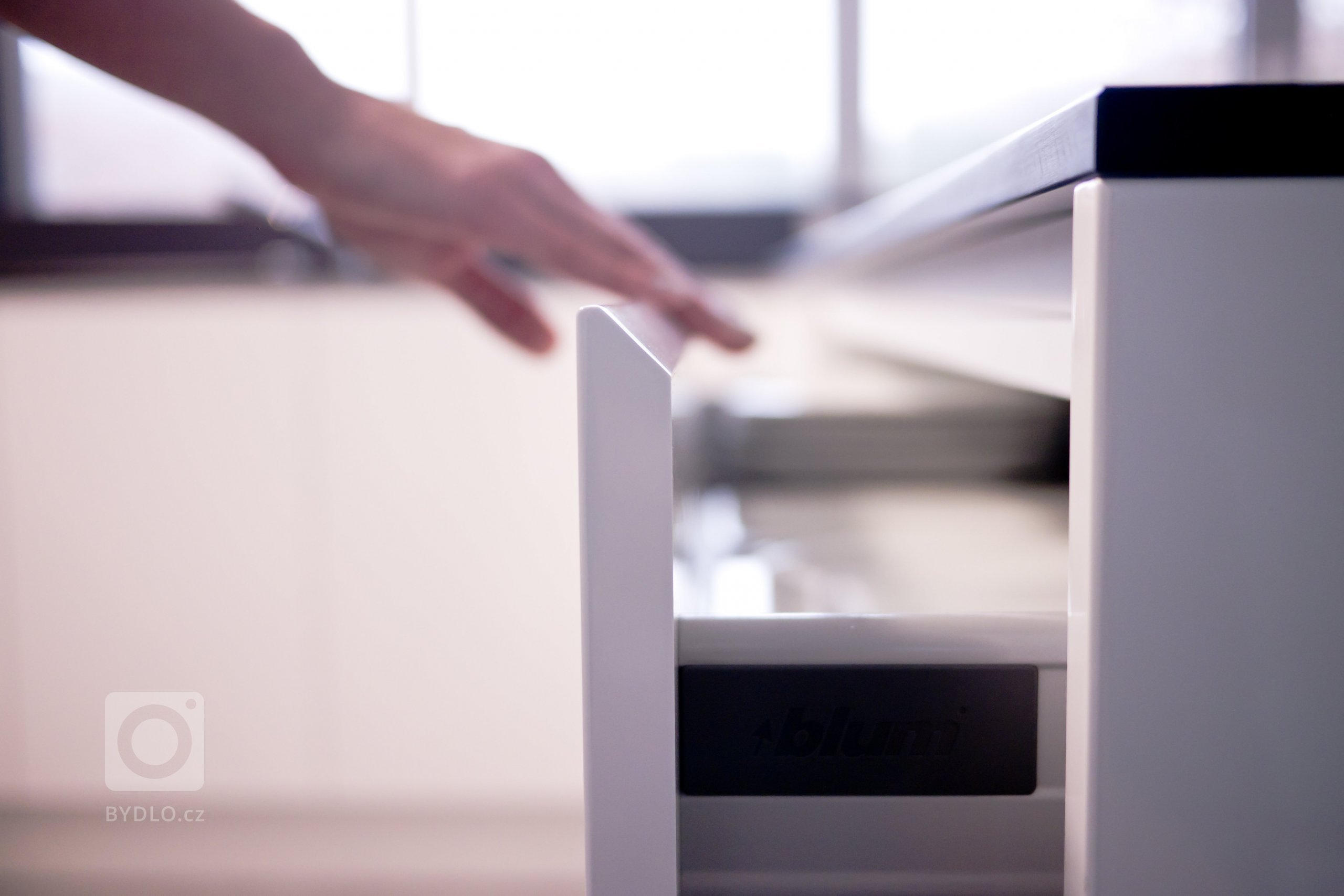 Bílá, černá, sklo, beton... co může být víc? Realizace interieru z roku 2011, která je naprosto nadčasová...
