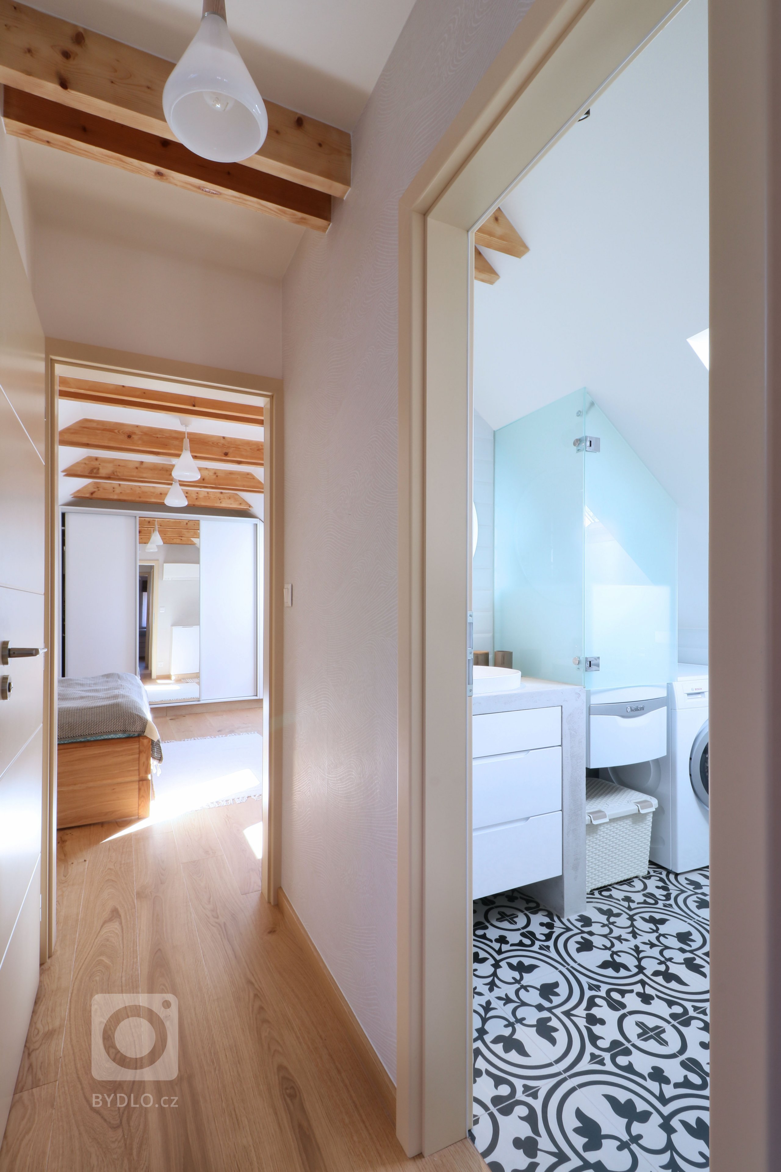 Design a realizace interiéru domu, kde vás vítá slunce. Lépe řečeno žluté dveře :) Interiér byl šitý na míru klientce s důrazem na použití kvalitních materiálů…