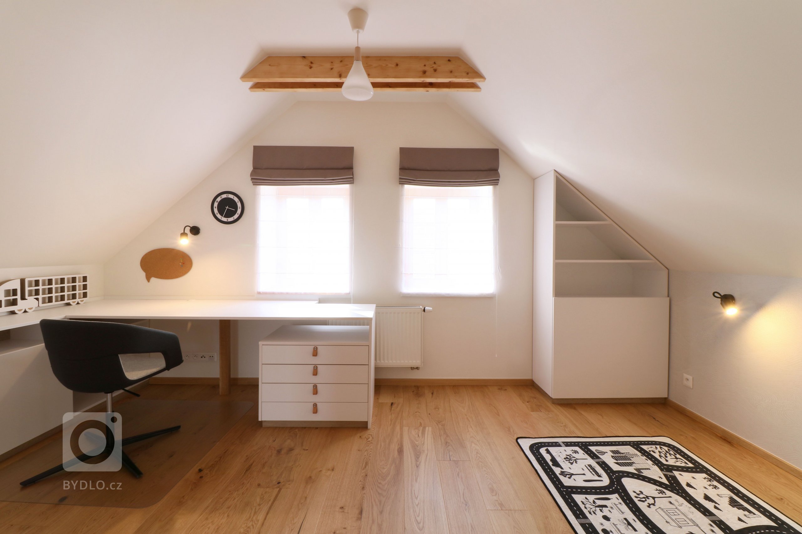 Design a realizace interiéru domu, kde vás vítá slunce. Lépe řečeno žluté dveře :) Interiér byl šitý na míru klientce s důrazem na použití kvalitních materiálů…