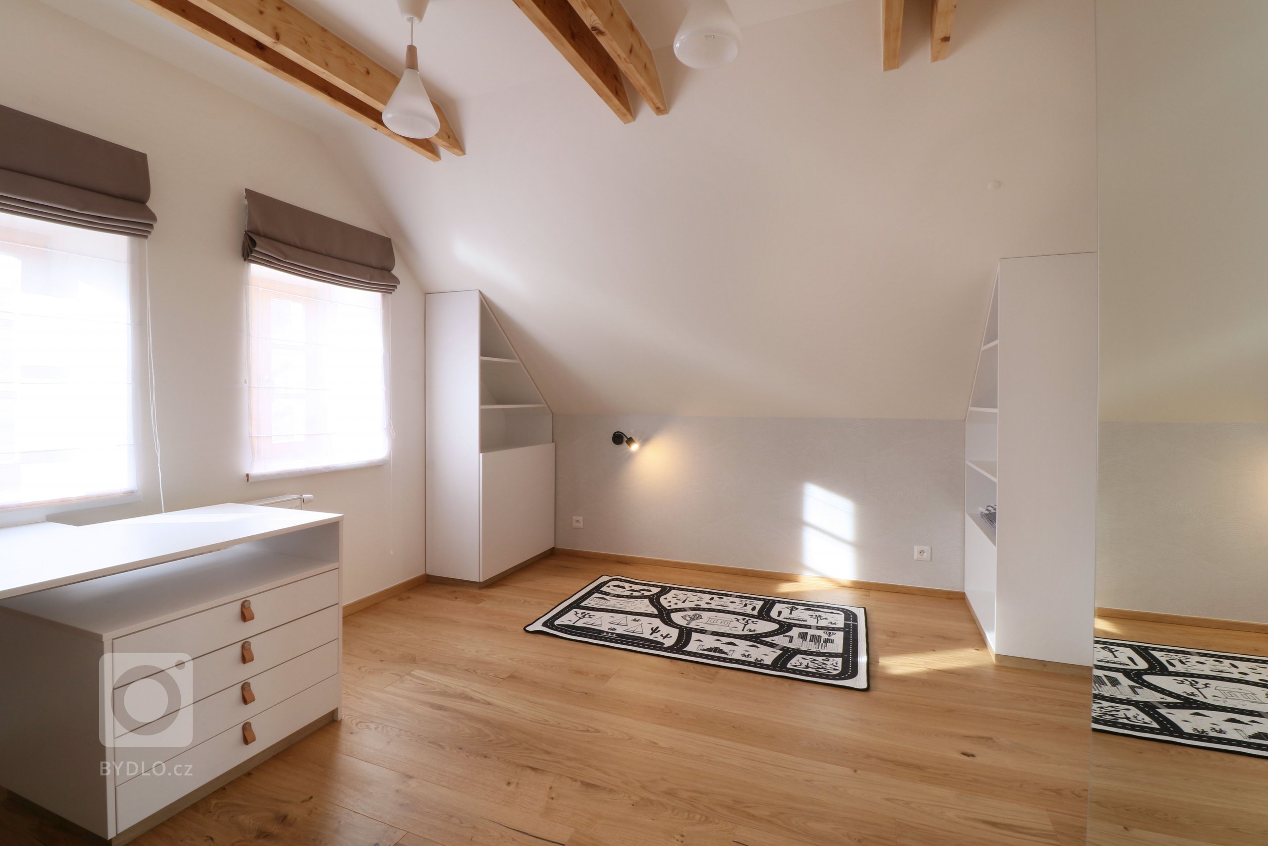 Design a realizace interiéru domu, kde vás vítá slunce. Lépe řečeno žluté dveře :) Interiér byl šitý na míru klientce s důrazem na použití kvalitních materiálů…