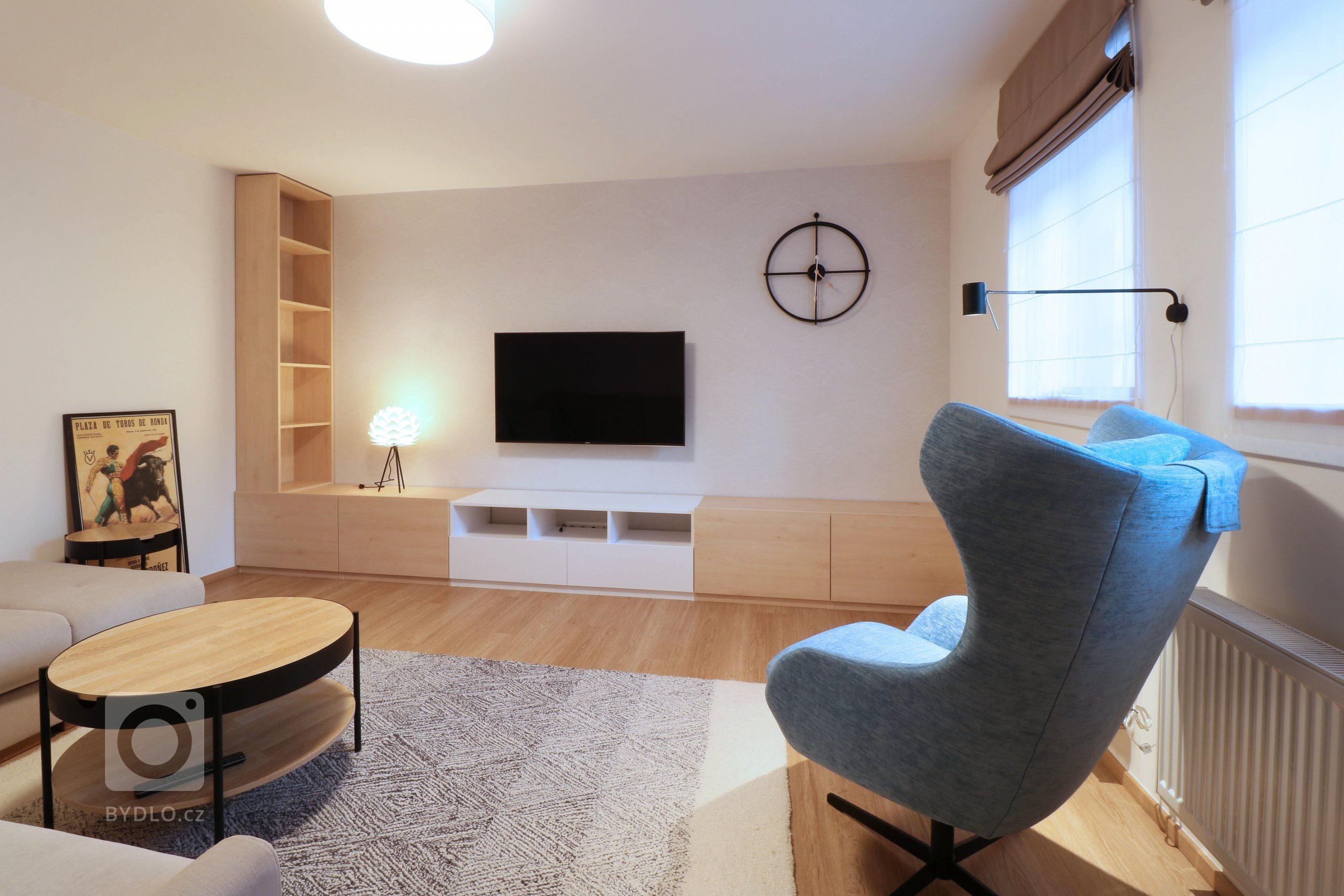 Design a realizace interiéru domu, kde vás vítá slunce. Lépe řečeno žluté dveře :) Interiér byl šitý na míru klientce s důrazem na použití kvalitních materiálů…