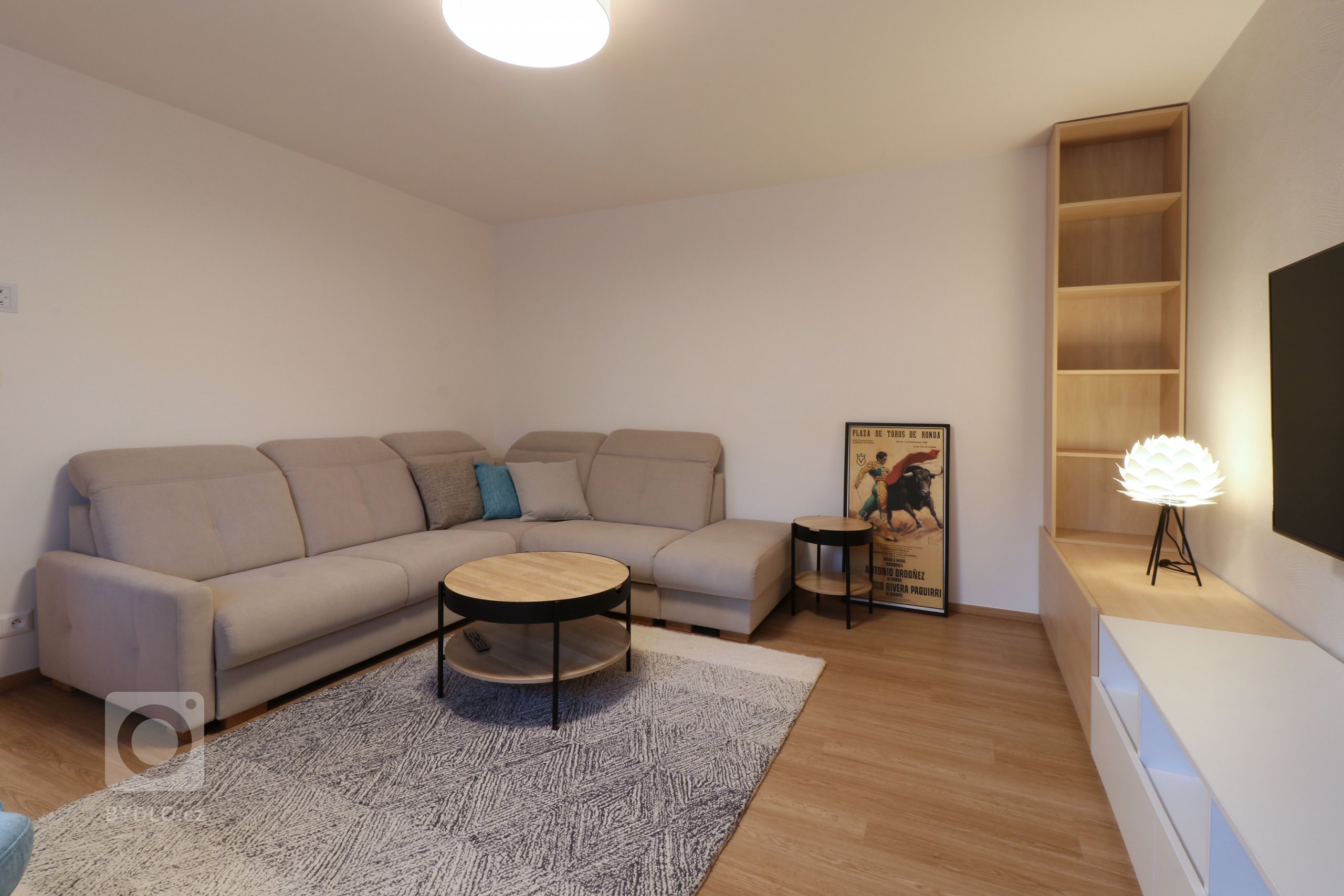 Design a realizace interiéru domu, kde vás vítá slunce. Lépe řečeno žluté dveře :) Interiér byl šitý na míru klientce s důrazem na použití kvalitních materiálů…