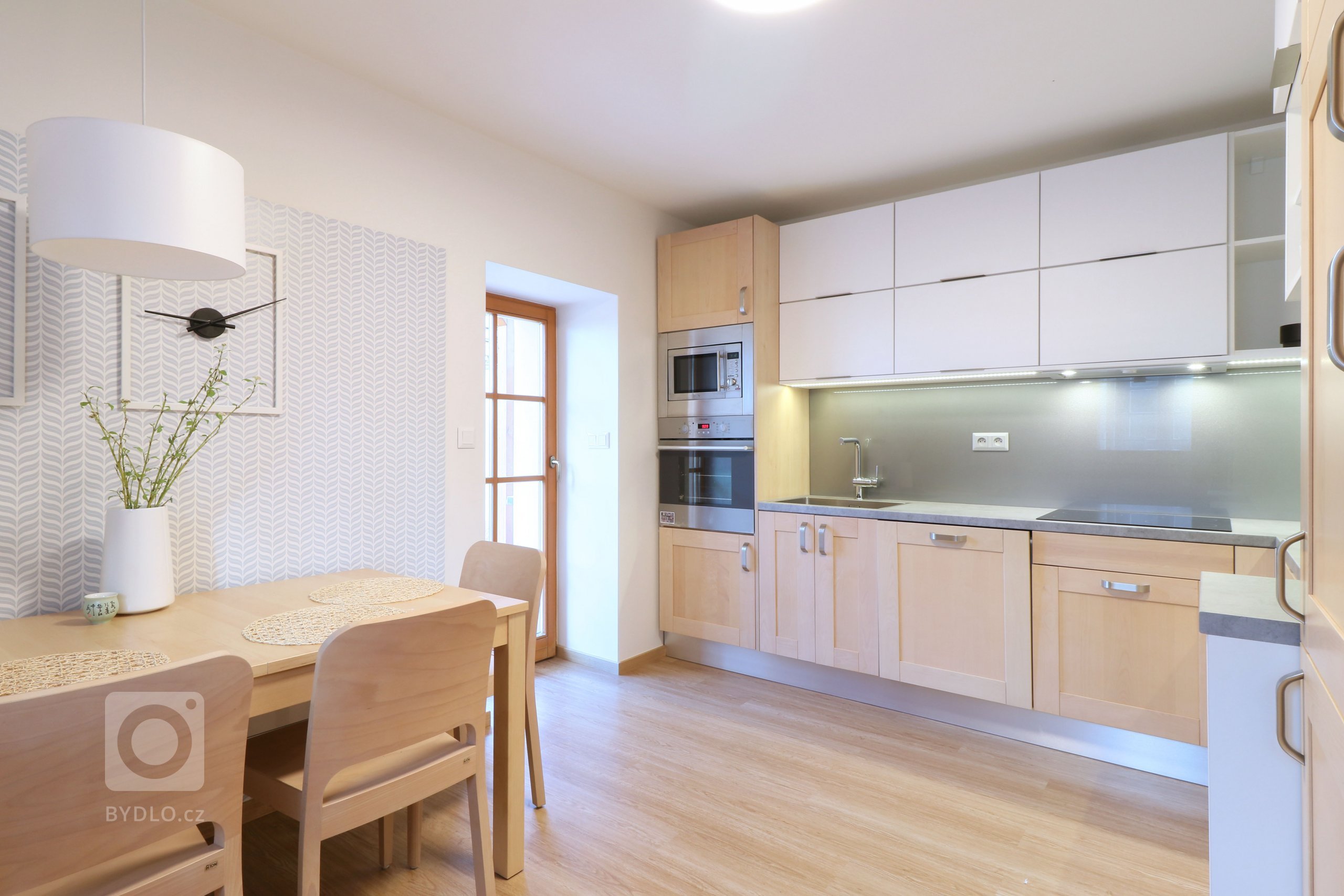 Design a realizace interiéru domu, kde vás vítá slunce. Lépe řečeno žluté dveře :) Interiér byl šitý na míru klientce s důrazem na použití kvalitních materiálů…