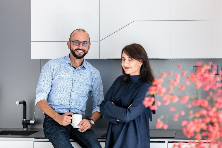 Původně jako investiční byt na krátkodobý pronájem, časem změněno díky zásadní změně v klientově životě na jeho kancelář &quot;koučovací ateliér&quot;.…