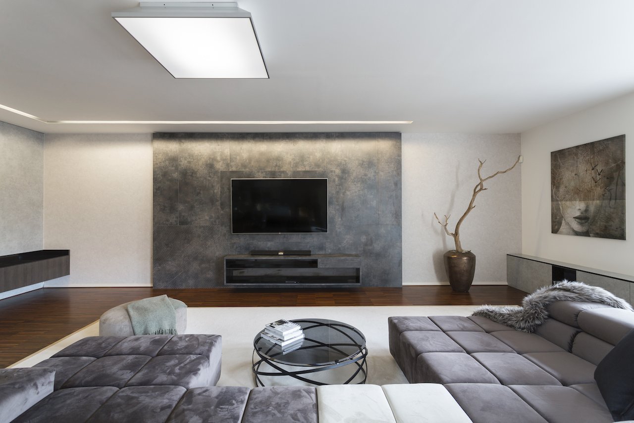 Obývací pokoj se sametovou sedací soupravou. Návrh a realizace studio Urban interior.
