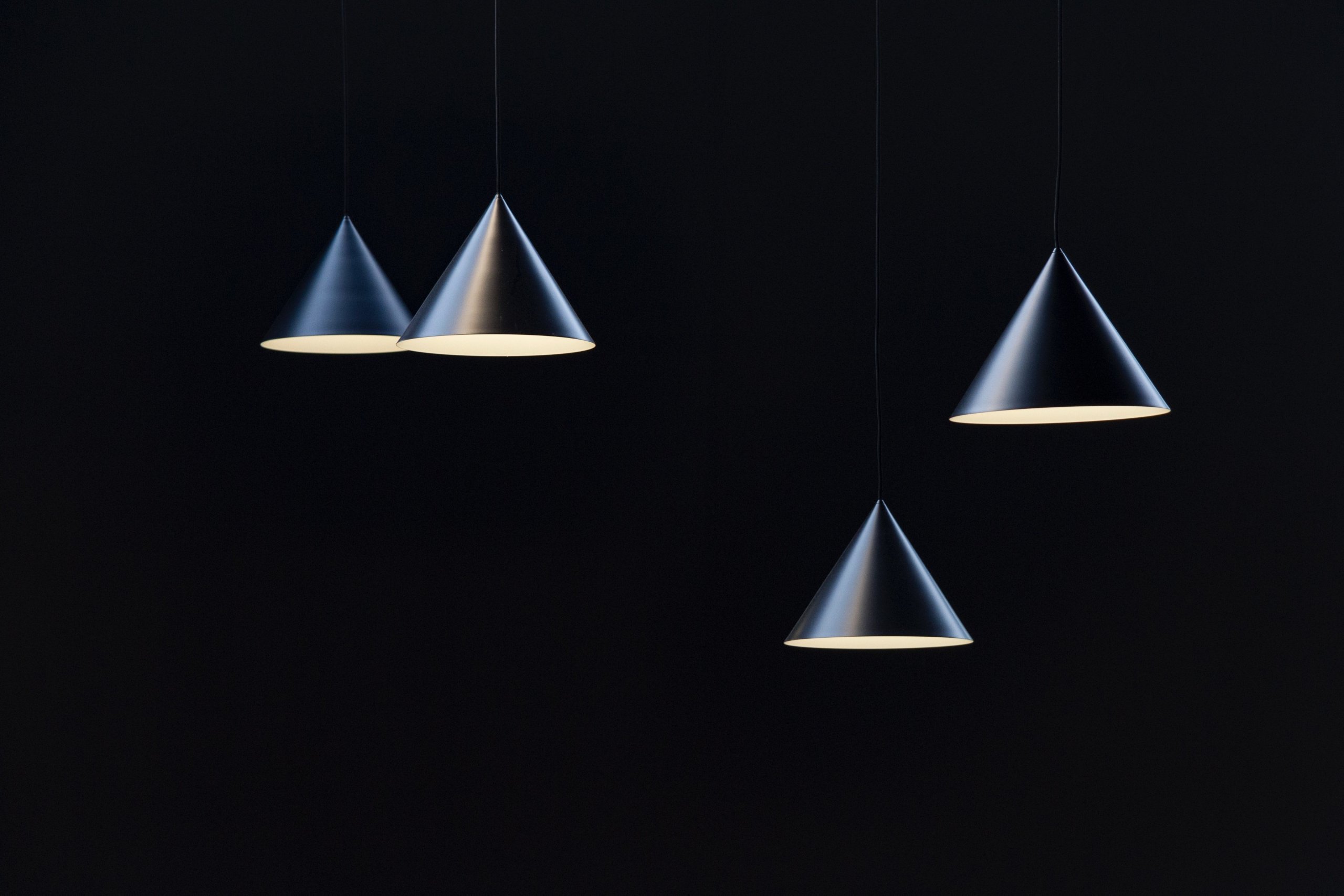 Černé lampy na pozadí černé výmalby.