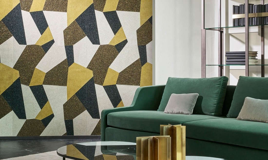 Geometrická tapeta of firmy Arte dodává interiéru moderní vzhled.