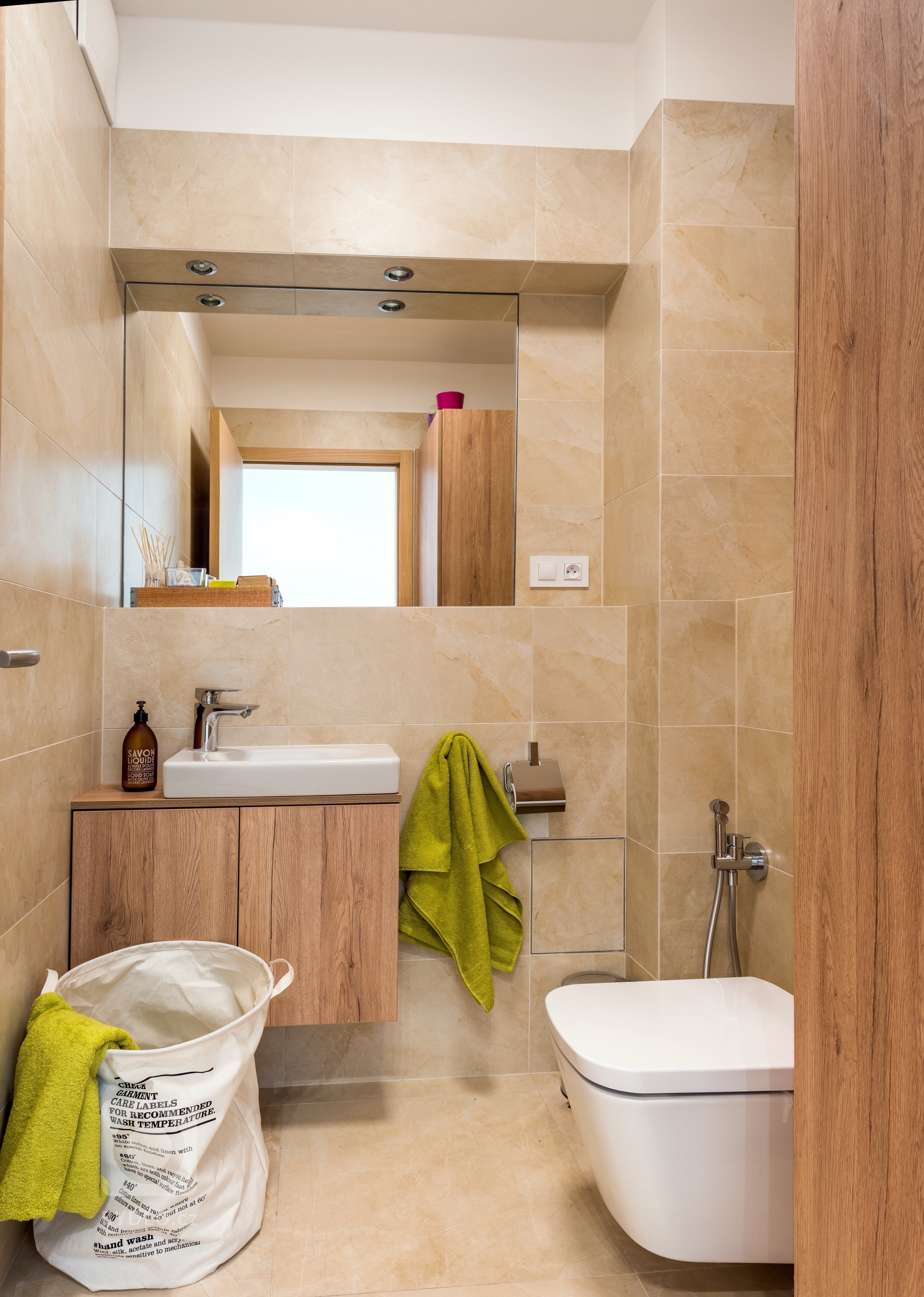 Královské Vinohrady jsou rezidenční čtvrtí se širokými ulicemi plnými elegantních činžovních domů, půvabných kaváren, dobrých restaurací i zeleně. Noblesu této…