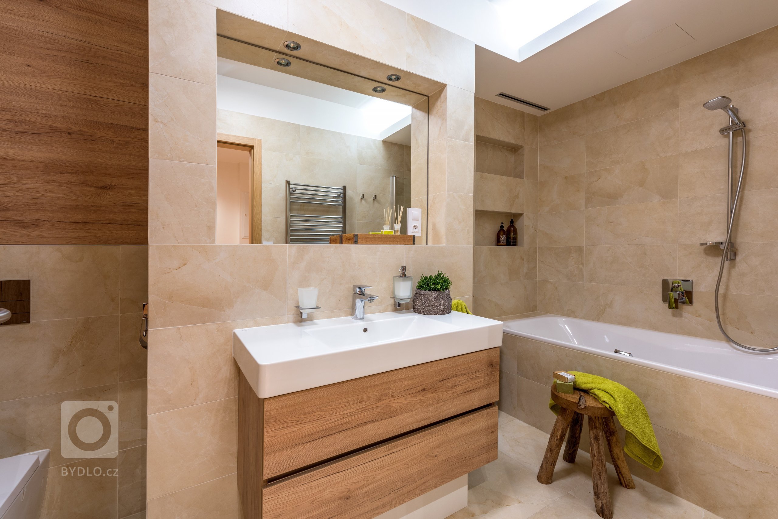 Královské Vinohrady jsou rezidenční čtvrtí se širokými ulicemi plnými elegantních činžovních domů, půvabných kaváren, dobrých restaurací i zeleně. Noblesu této…