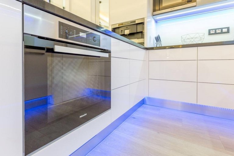 Představujeme vám na první pohled jednoduchou moderní kuchyni, která však v sobě ukrývá luxusní vybavení a prvotřídní materiály! Masivní pracovní deska je…