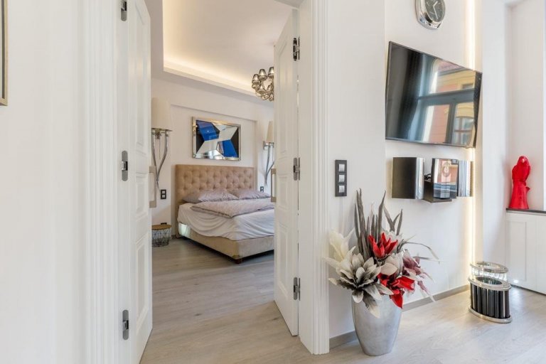 Představujeme vám na první pohled jednoduchou moderní kuchyni, která však v sobě ukrývá luxusní vybavení a prvotřídní materiály! Masivní pracovní deska je…