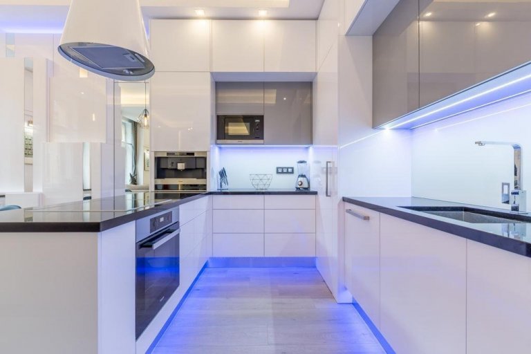 Představujeme vám na první pohled jednoduchou moderní kuchyni, která však v sobě ukrývá luxusní vybavení a prvotřídní materiály! Masivní pracovní deska je…