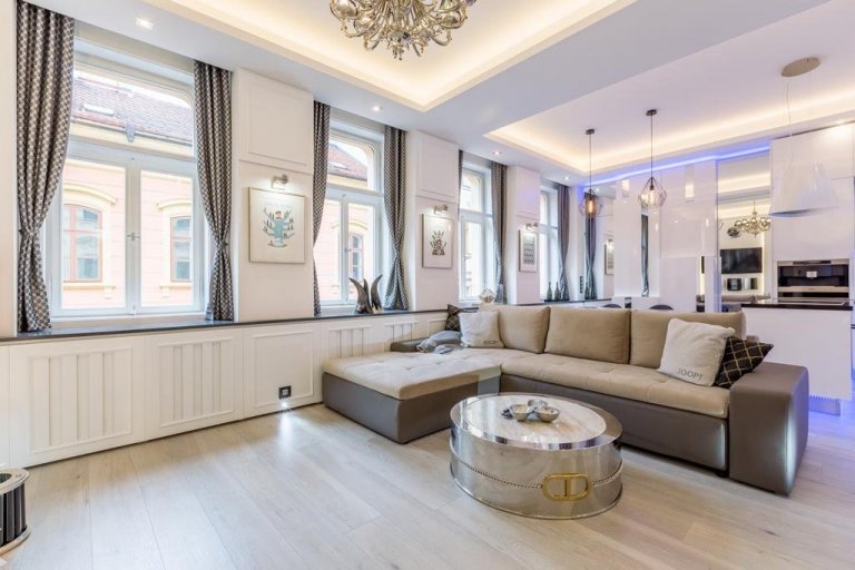 Představujeme vám na první pohled jednoduchou moderní kuchyni, která však v sobě ukrývá luxusní vybavení a prvotřídní materiály! Masivní pracovní deska je…