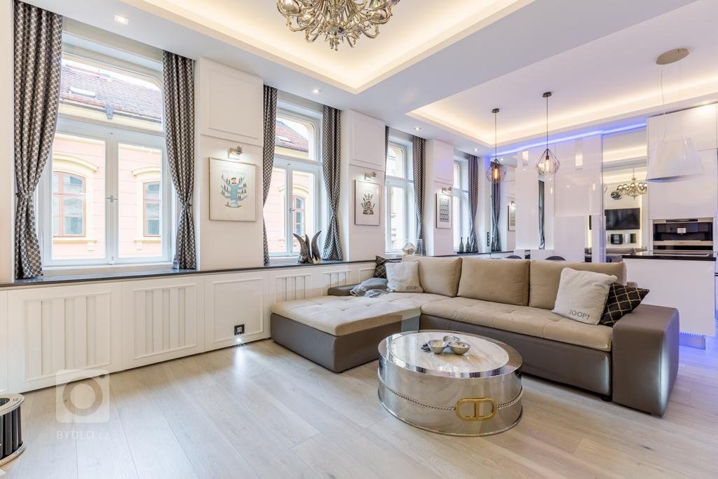 Představujeme vám na první pohled jednoduchou moderní kuchyni, která však v sobě ukrývá luxusní vybavení a prvotřídní materiály! Masivní pracovní deska je…