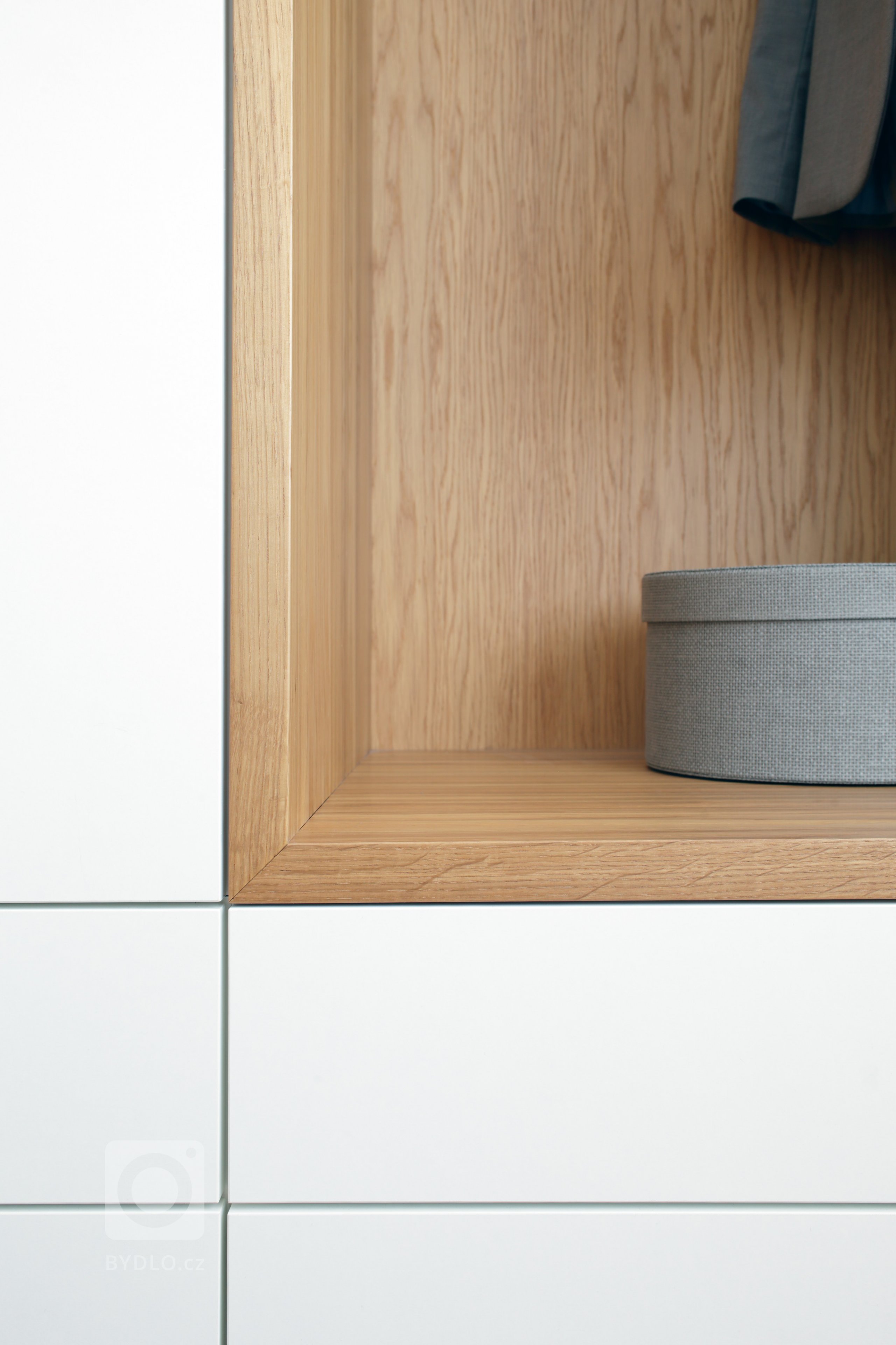 Retro nádech, jak má být! Žádné extra výmysly, jen čistá funkcionalita v pečlivě zvolených barvách a kvalitním provedení. Jak je vidět, v obytném prostoru není…