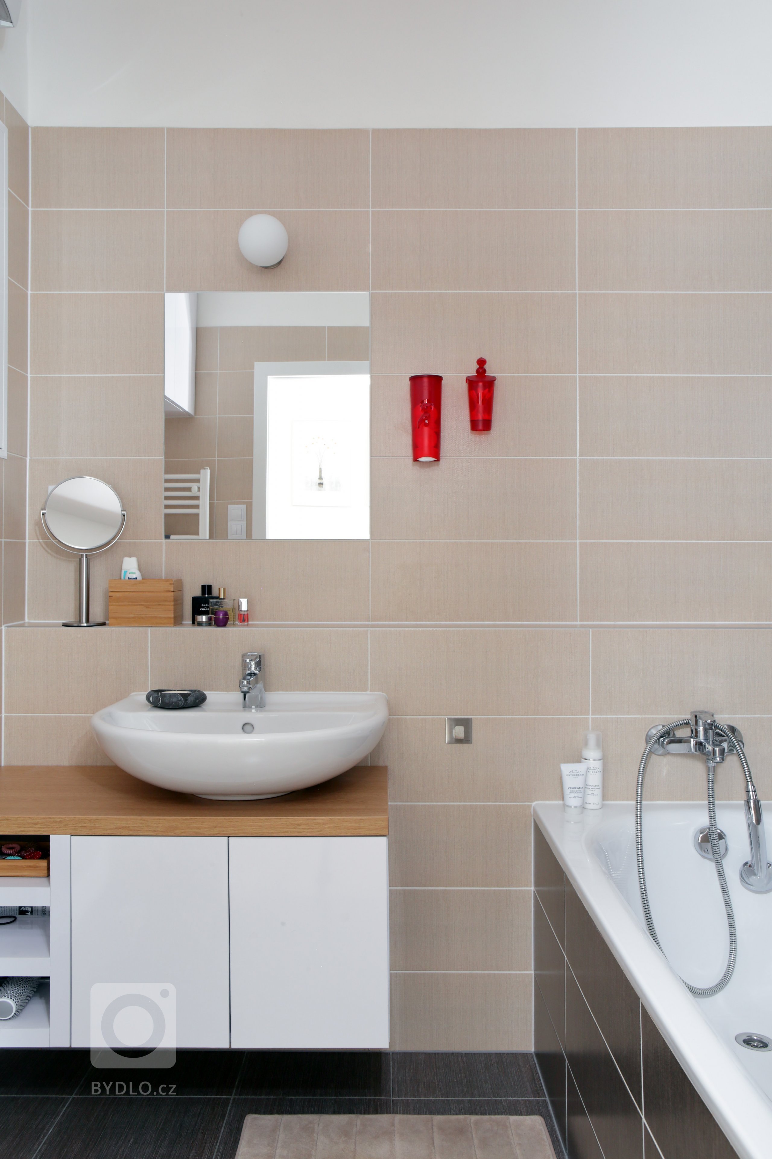 Retro nádech, jak má být! Žádné extra výmysly, jen čistá funkcionalita v pečlivě zvolených barvách a kvalitním provedení. Jak je vidět, v obytném prostoru není…