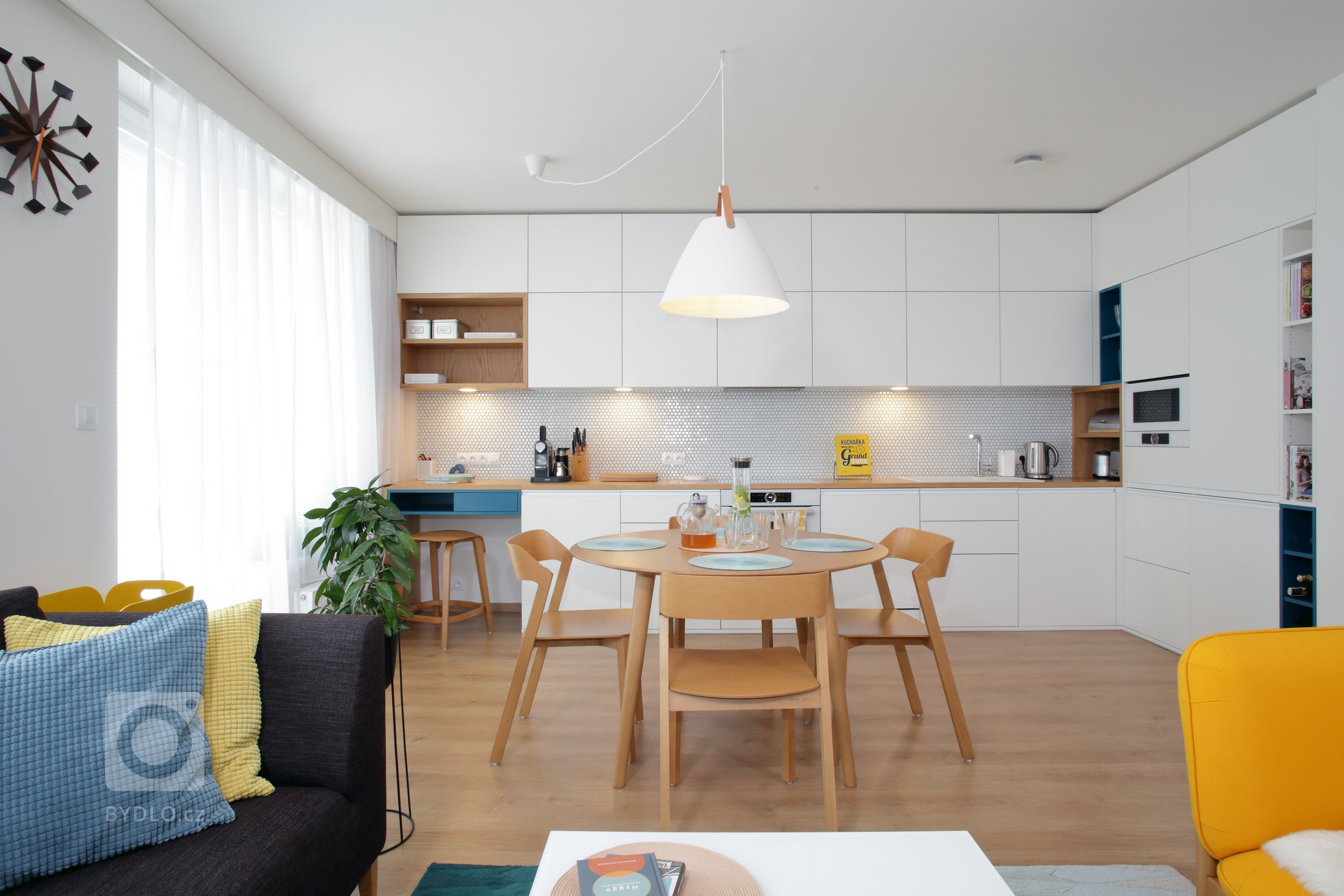 Retro nádech, jak má být! Žádné extra výmysly, jen čistá funkcionalita v pečlivě zvolených barvách a kvalitním provedení. Jak je vidět, v obytném prostoru není…