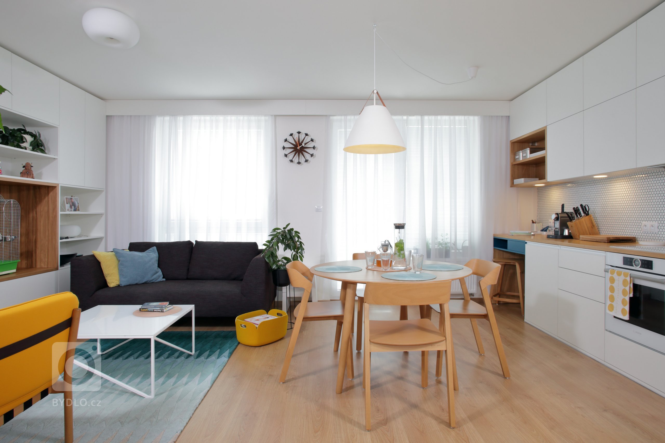 Retro nádech, jak má být! Žádné extra výmysly, jen čistá funkcionalita v pečlivě zvolených barvách a kvalitním provedení. Jak je vidět, v obytném prostoru není…