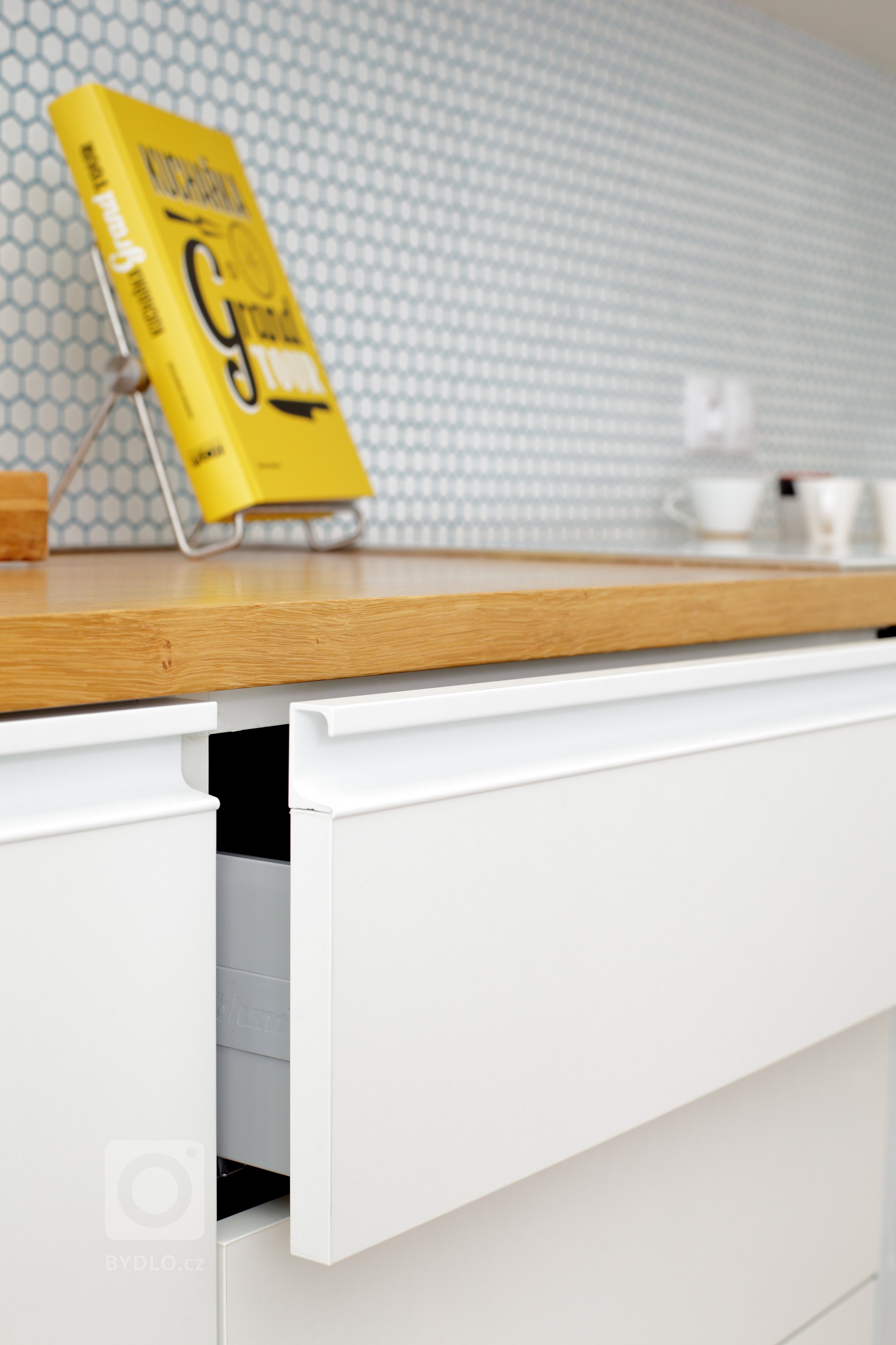 Retro nádech, jak má být! Žádné extra výmysly, jen čistá funkcionalita v pečlivě zvolených barvách a kvalitním provedení. Jak je vidět, v obytném prostoru není…