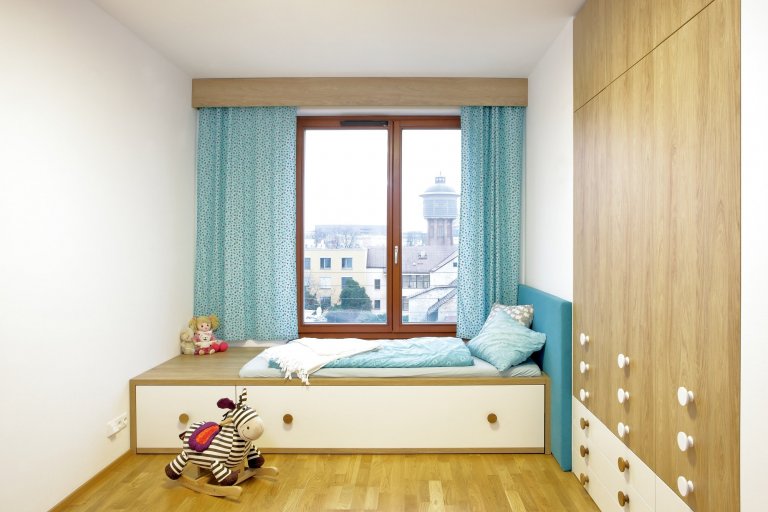 Tam, kde není moc místa, se obvykle najde spousta nápadů a tento kuchyňský koutek je toho skvělým příkladem! Pracovní linka z umělého kamene Staron kopíruje…