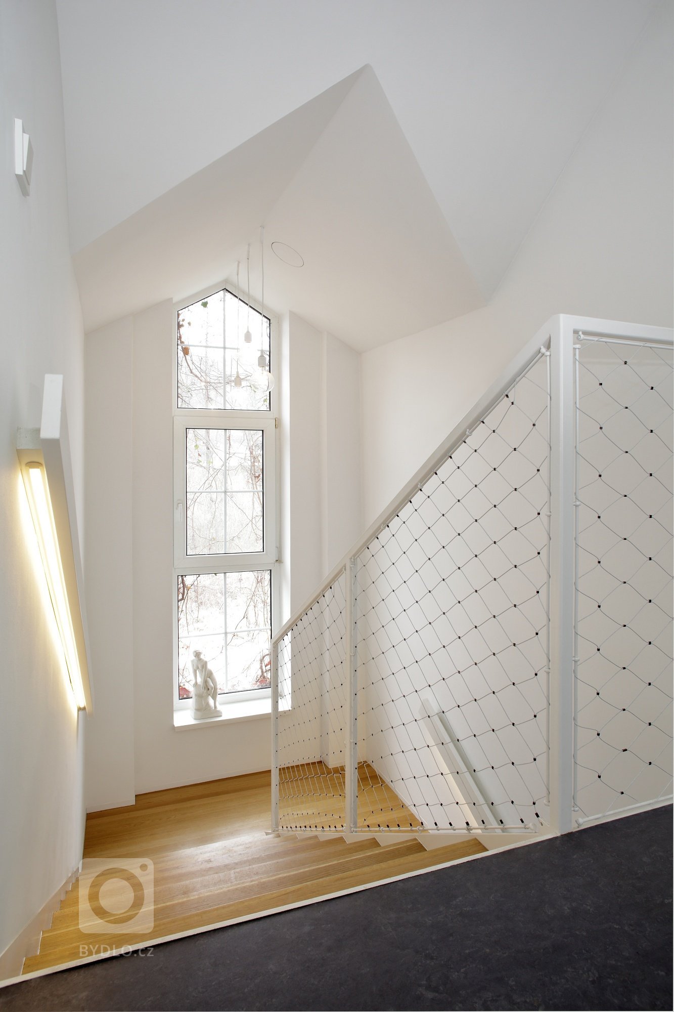 V této podkrovní ložnici bylo třeba vše přizpůsobit tvaru zkosených stěn, aby se mohl celý prostor co nejefektivněji využít. Šikmé tvary se tak staly hlavním…