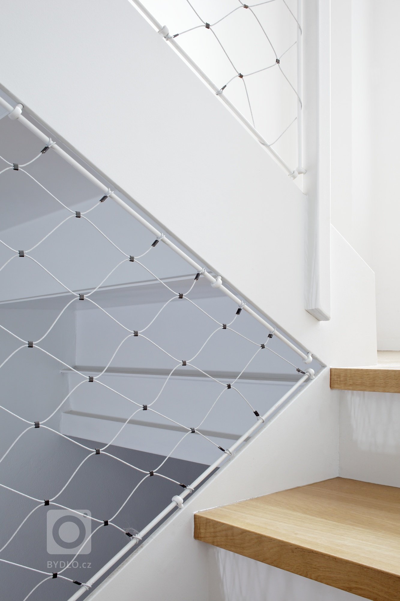 V této podkrovní ložnici bylo třeba vše přizpůsobit tvaru zkosených stěn, aby se mohl celý prostor co nejefektivněji využít. Šikmé tvary se tak staly hlavním…