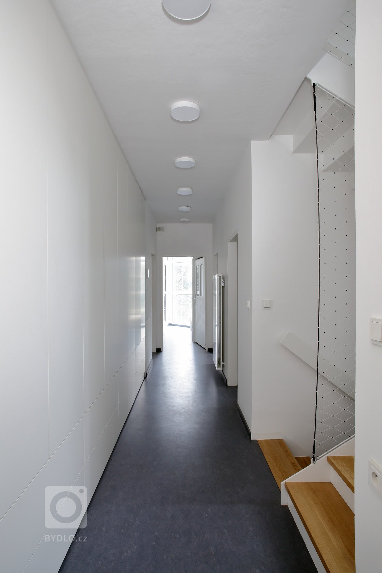 V této podkrovní ložnici bylo třeba vše přizpůsobit tvaru zkosených stěn, aby se mohl celý prostor co nejefektivněji využít. Šikmé tvary se tak staly hlavním…