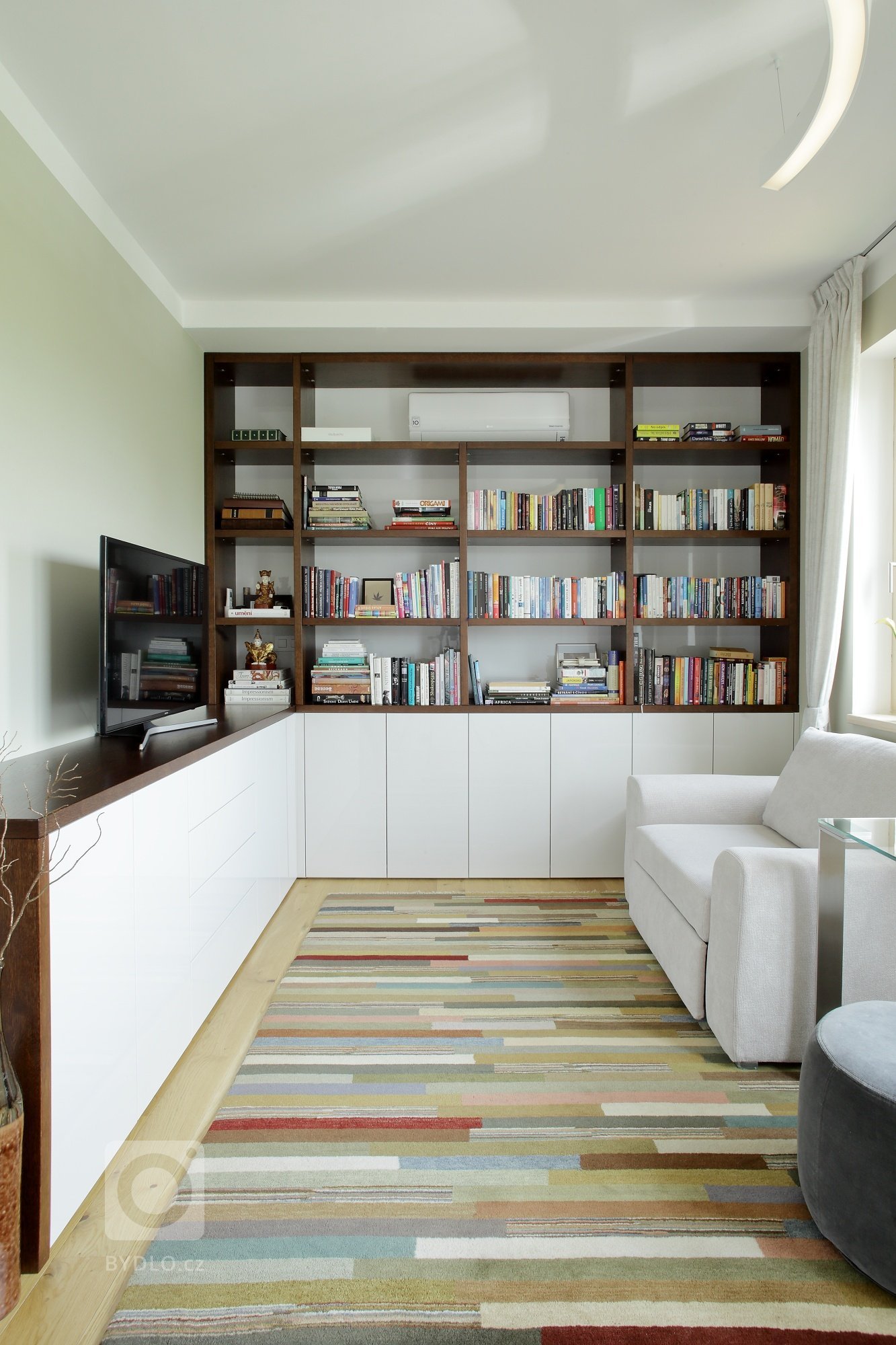 Lesk, sklo a bílá barva &ndash; zaručený recept pro vzdušnou a elegantní kuchyni.&nbsp;Jak vidíte, s žádnou jinou barvou se tady prakticky nepracovalo (matná…