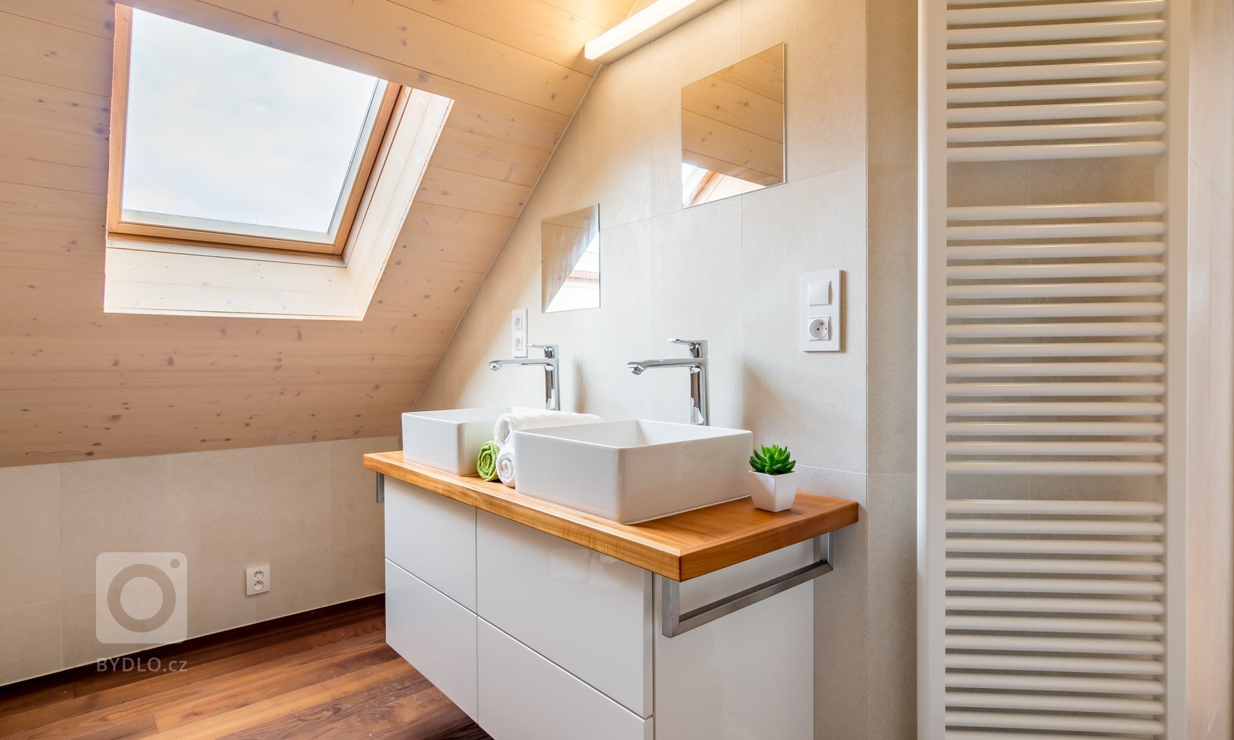 Luxusní minimalistická kuchyň plná čistých linií a volného prostoru! Kombinace zářivě bílých skříněk a krásně zpracovaného smrkového dřeva láká na první pohled…