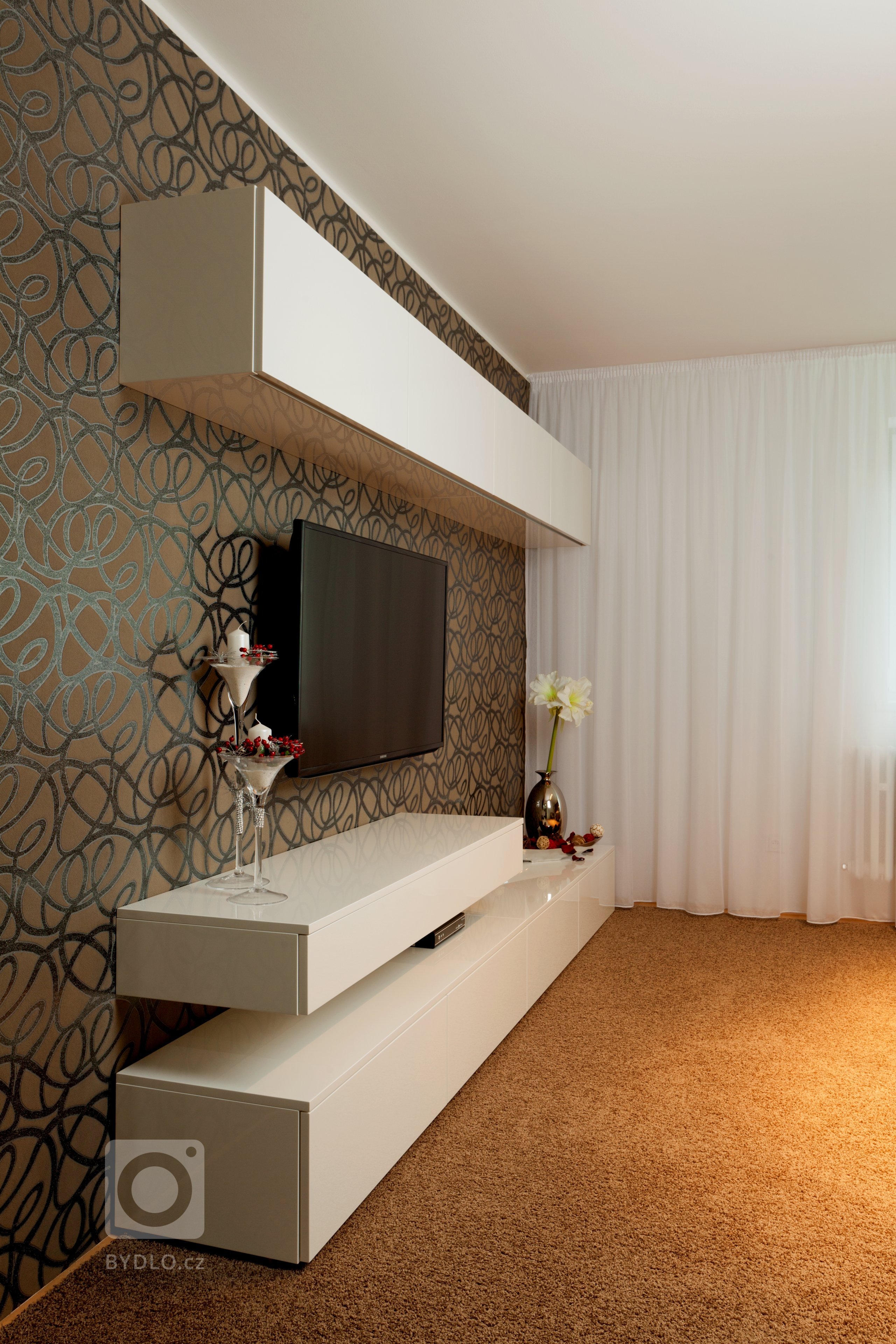 Elegantní kuchyň krásně zasazená do interiéru! Dominuje jí masivní deska z umělého kamene Staron, která barevně ladí s čelní stěnou jídelního prostoru i…