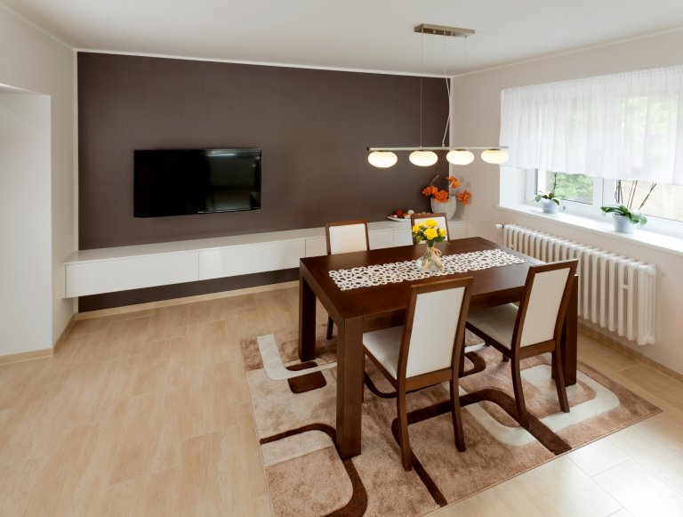 Elegantní kuchyň krásně zasazená do interiéru! Dominuje jí masivní deska z umělého kamene Staron, která barevně ladí s čelní stěnou jídelního prostoru i…