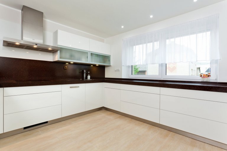 Elegantní kuchyň krásně zasazená do interiéru! Dominuje jí masivní deska z umělého kamene Staron, která barevně ladí s čelní stěnou jídelního prostoru i…