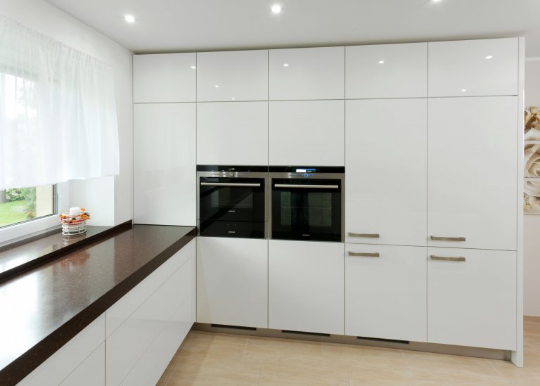 Elegantní kuchyň krásně zasazená do interiéru! Dominuje jí masivní deska z umělého kamene Staron, která barevně ladí s čelní stěnou jídelního prostoru i…