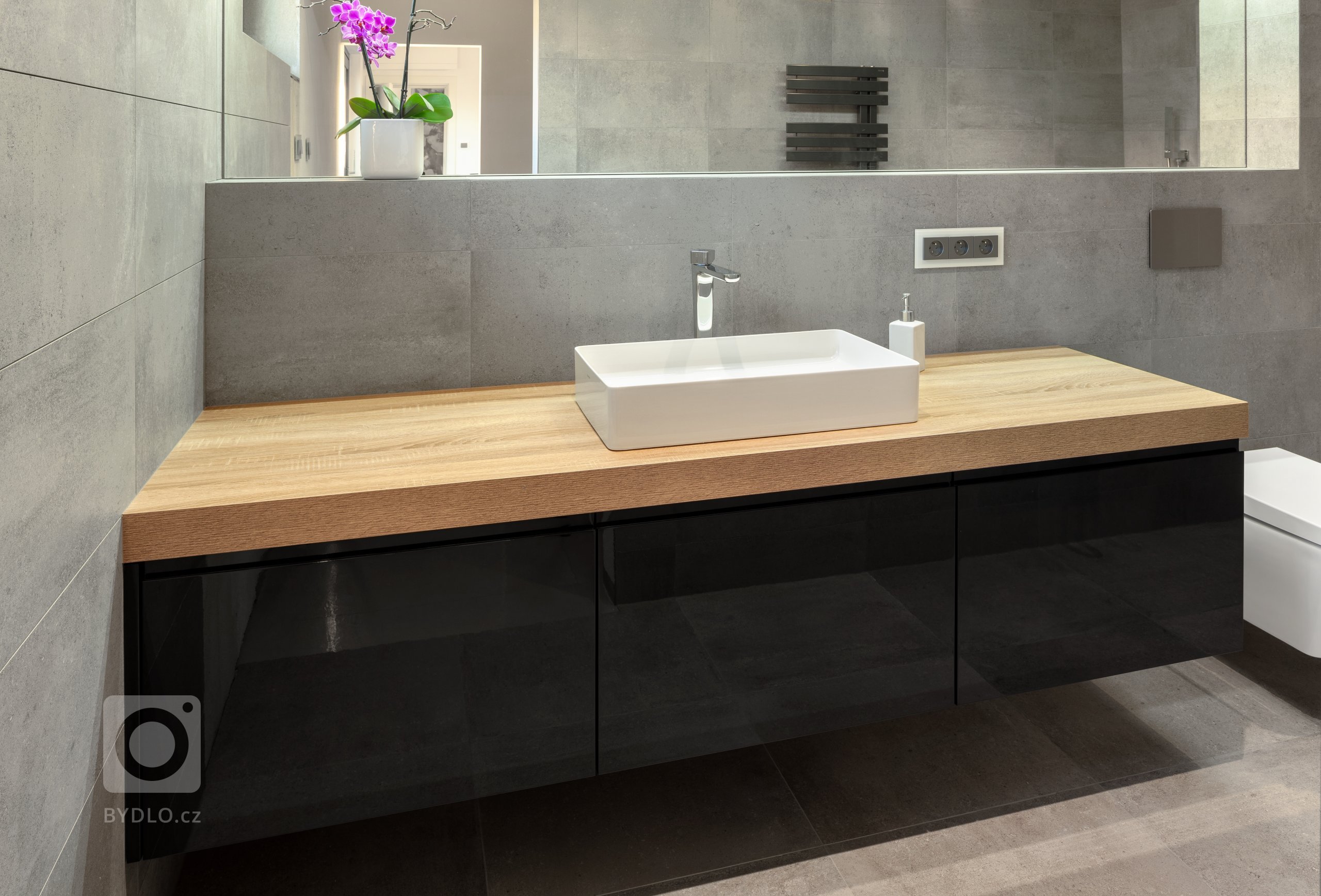 Představujeme vám stylovou moderní kuchyni, která by bez problému zapadla do vědecko-fantastického filmu! Její největší předností je nádherná žulová linka,…