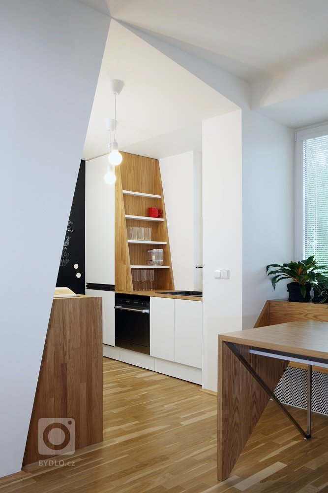 Když není místa nazbyt, je třeba využít všeho, co se dá! Třeba propojit parapet s obkladem topení a vytvořit tak útulné místo na sezení. Popřípadě ho propojit…