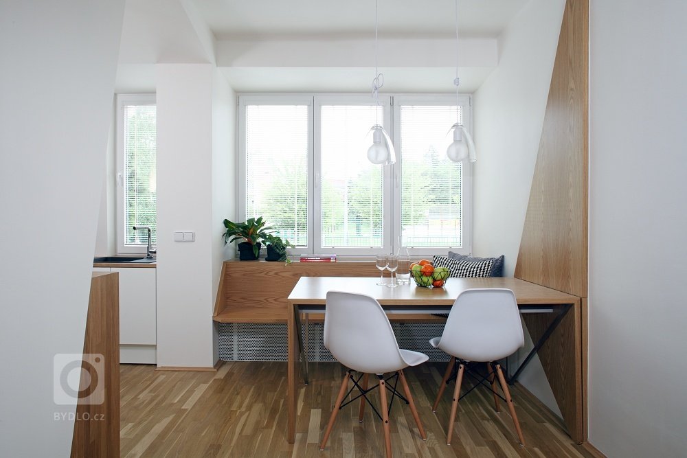 Když není místa nazbyt, je třeba využít všeho, co se dá! Třeba propojit parapet s obkladem topení a vytvořit tak útulné místo na sezení. Popřípadě ho propojit…