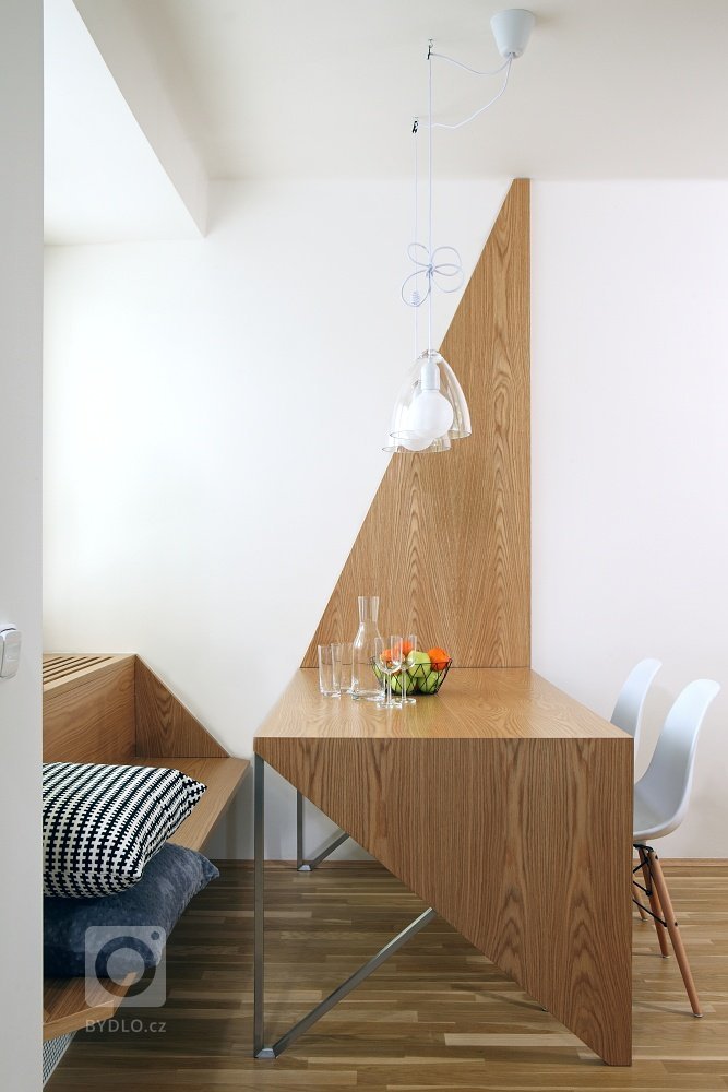 Když není místa nazbyt, je třeba využít všeho, co se dá! Třeba propojit parapet s obkladem topení a vytvořit tak útulné místo na sezení. Popřípadě ho propojit…