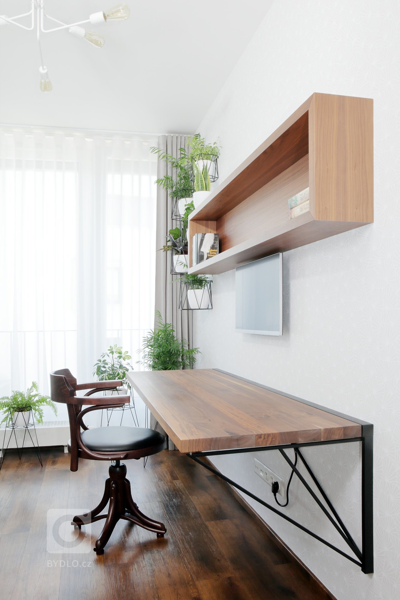 Každý si při práci potřebuje trochu odpočinout! Tady je ideální příklad toho, jak spojit příjemné s užitečným a zařídit si pracovnu s dostatkem prostoru i pro…