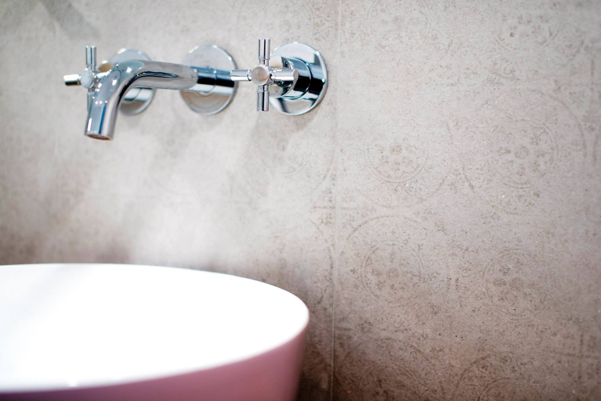 Nápaditý interiér, kde vládne bílá, cihly a dřevo