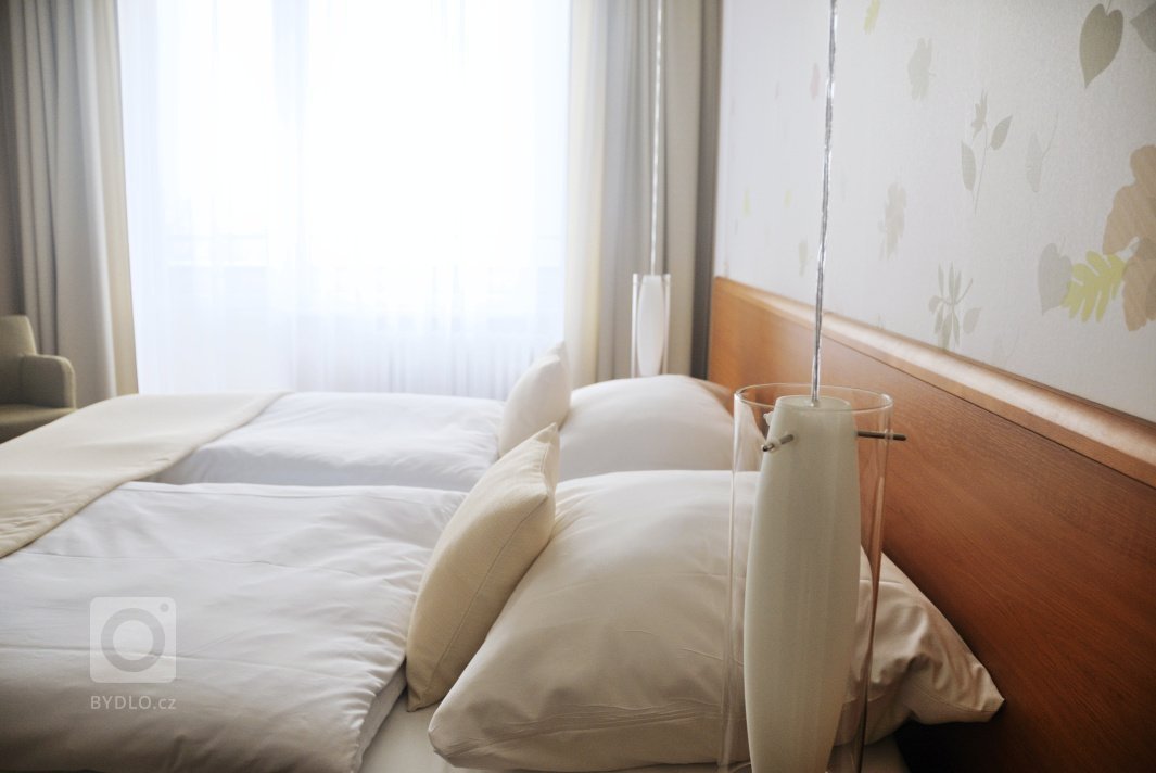 Proměna hotelového pokoje s částečným využitím stávajícího mobiliáře. Barevné ladění&nbsp;v podzimních tónech s odpovídajícím dekorem obrazové tapety přináší…