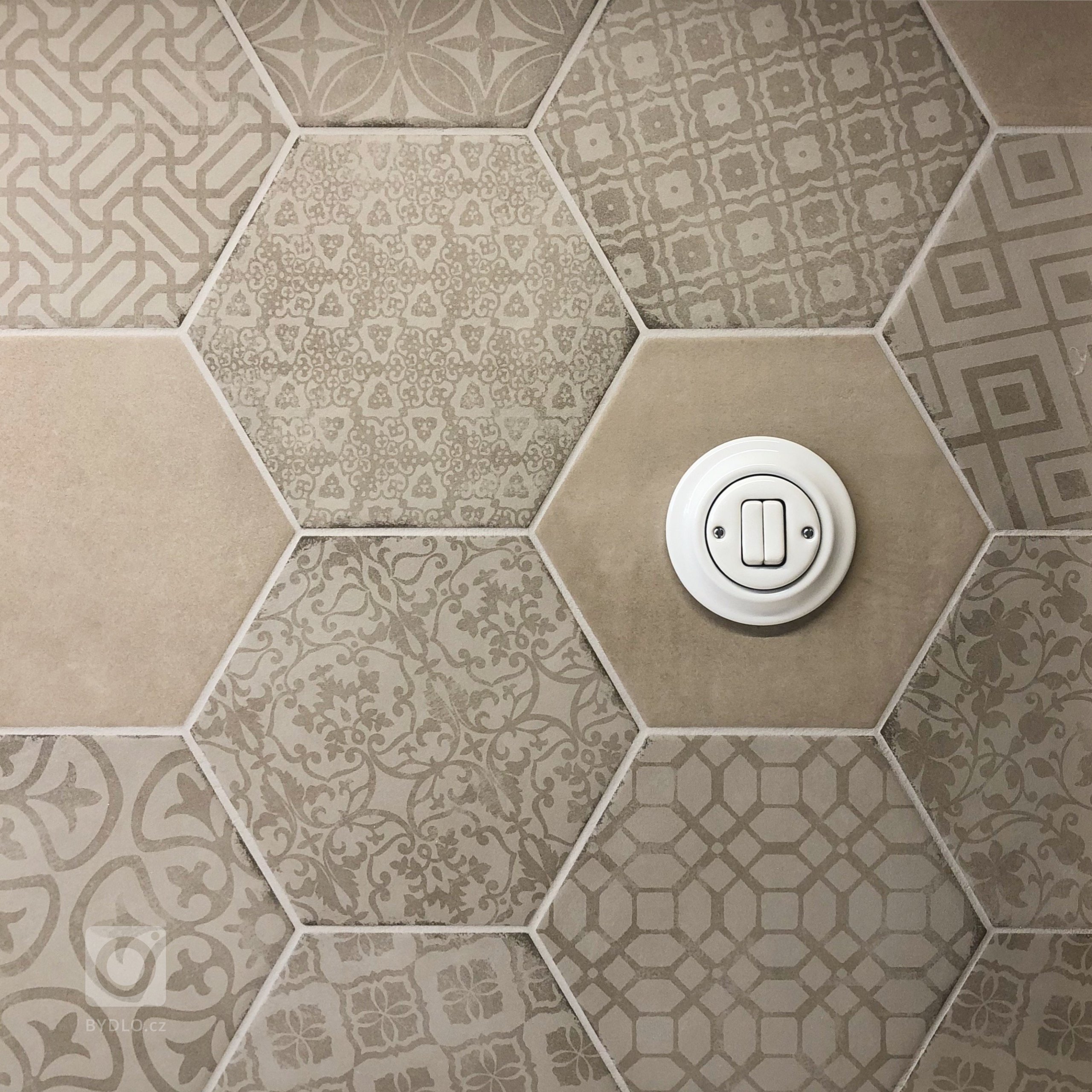 Představa investora o interiéru bytu v novostavbě byla velmi konkrétní a specifická &ndash; velké množství otevřených ploch sloužících pro vystavení suvenýrů z…