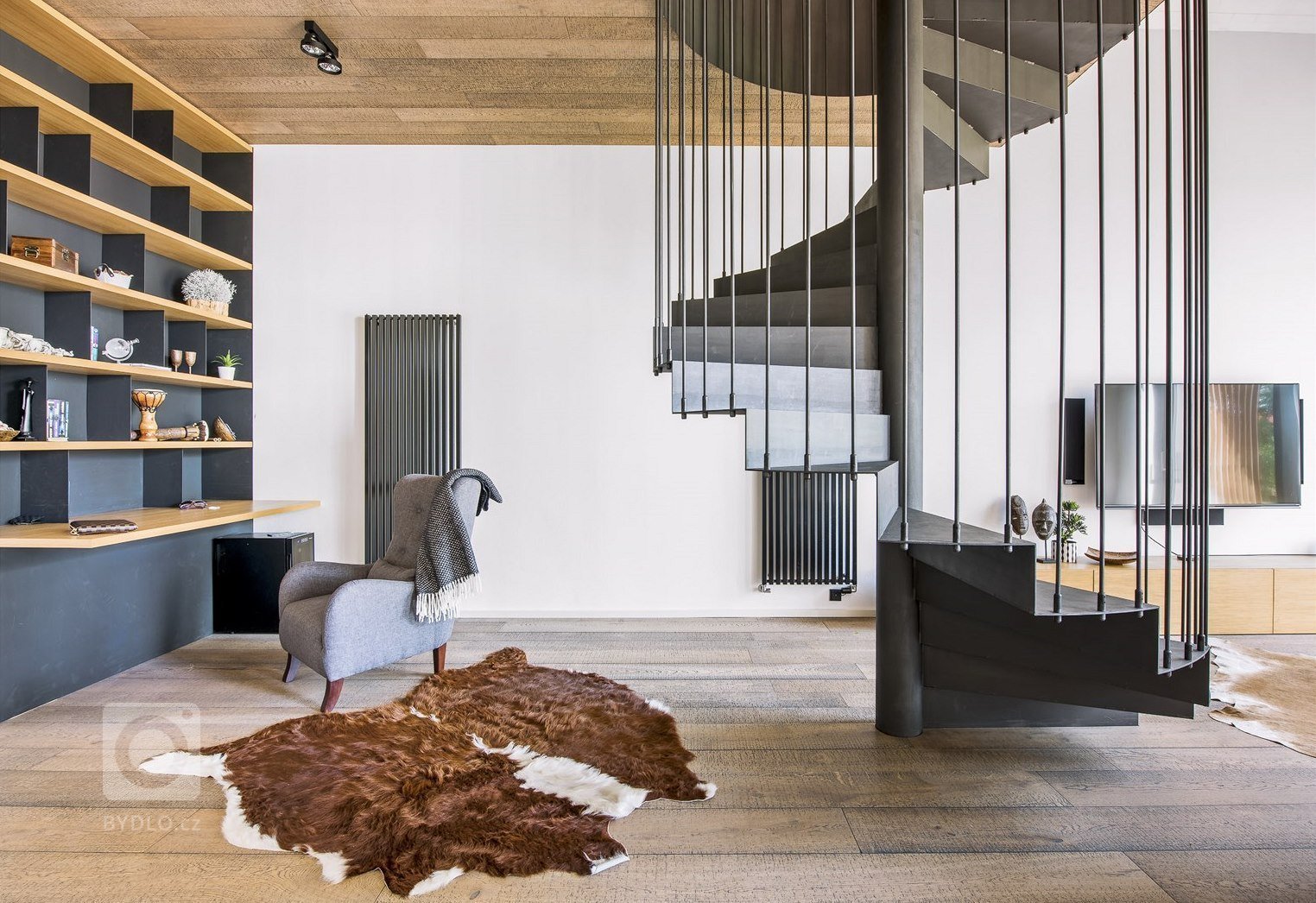 Majitelé zrekonstruovali staré autobusové garáže a proměnili je ve víkendové bydlení. Citlivě řešená stavba nijak neruší místní kolorit a&nbsp;skvěle si rozumí…