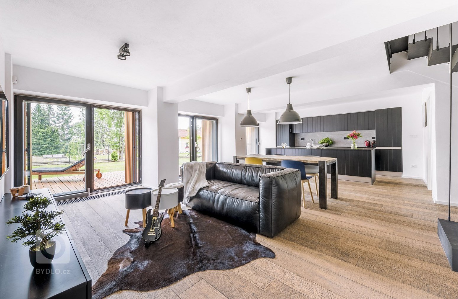 Majitelé zrekonstruovali staré autobusové garáže a proměnili je ve víkendové bydlení. Citlivě řešená stavba nijak neruší místní kolorit a&nbsp;skvěle si rozumí…