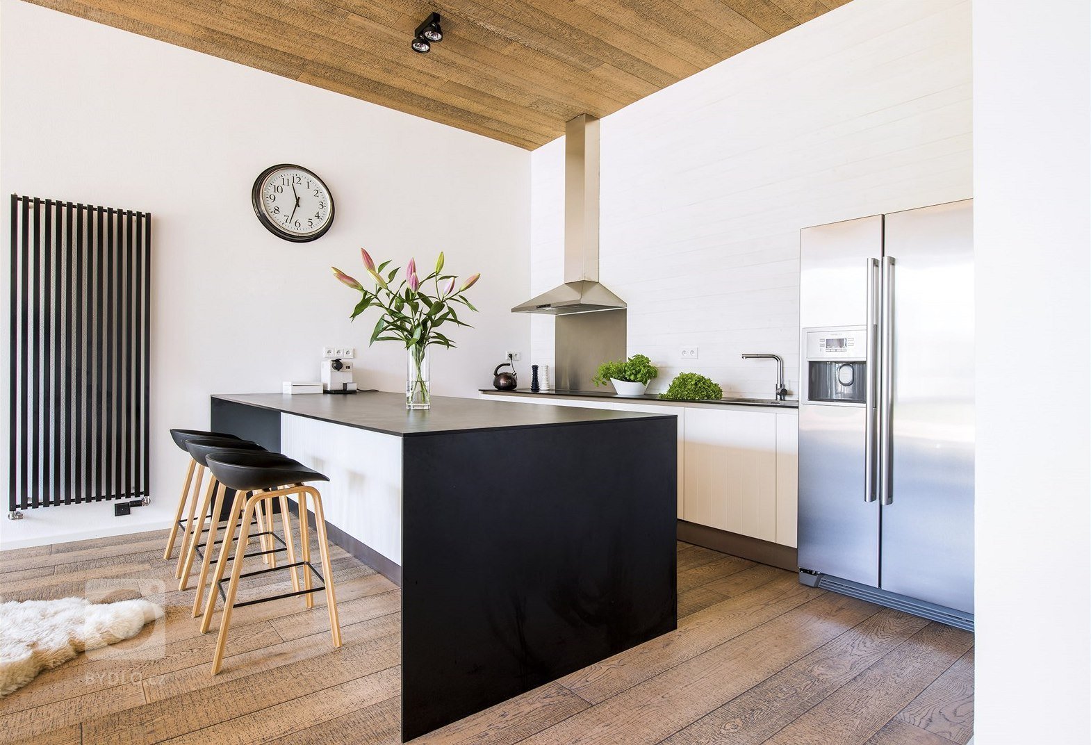 Majitelé zrekonstruovali staré autobusové garáže a proměnili je ve víkendové bydlení. Citlivě řešená stavba nijak neruší místní kolorit a&nbsp;skvěle si rozumí…