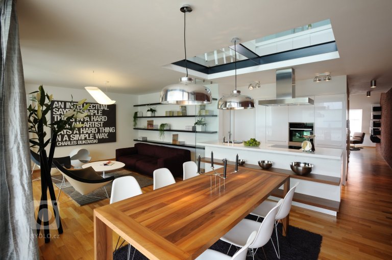 Interiéry vzorového bytu pro Real Estate Karlín Group v komplexu Cornlofts. Interiéry vznikaly v nově vybudované budově sýpky přetransformované v luxusní…